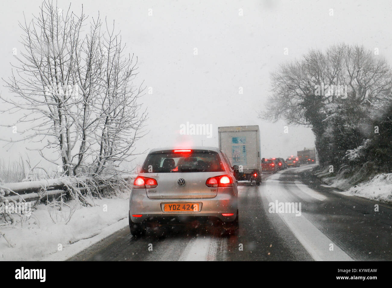 Belfast, Nordirland - Dienstag, 16. Januar 2018 - Nordirland Schnee lange Staus auf den Straßen in und um Lisburn, durch schwere und anhaltende Mitte morgen Schneefall verursacht. Photo Credit: Graham Service Credit: Graham Service/Alamy leben Nachrichten Stockfoto