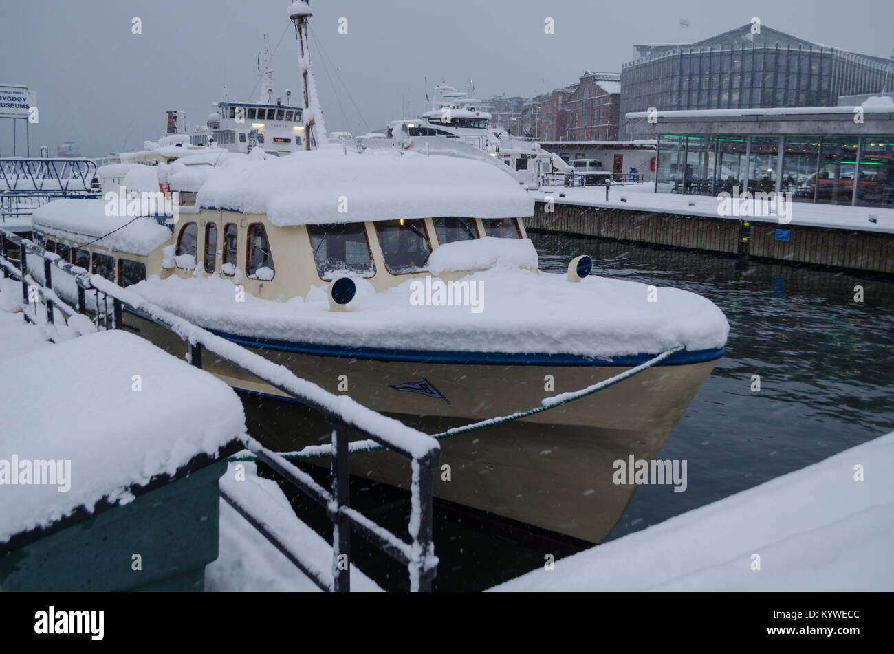 Oslo, Norwegen. 16 Jan, 2018. Wetter: Oslo unter Schnee - Zweiter Tag der schweren Schneesturm. Kleine lokale Fähre durch Schnee in Oslo Hafen abgedeckt. Credit: Tomasz Kisielewski/Alamy leben Nachrichten Stockfoto