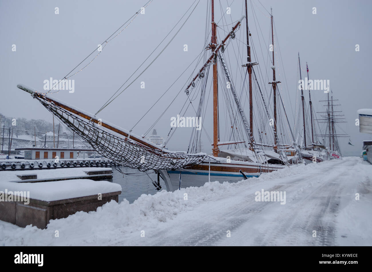 Oslo, Norwegen. 16 Jan, 2018. Wetter: Oslo unter Schnee - Zweiter Tag der schweren Schneesturm. Segel Schiffe in Oslo Hafen. Credit: Tomasz Kisielewski/Alamy leben Nachrichten Stockfoto