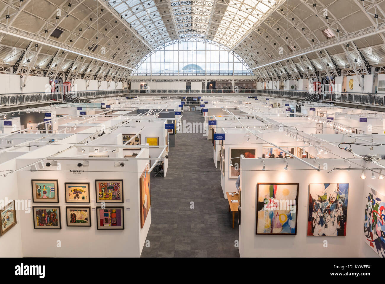 London, Großbritannien. 16 Jan, 2018. Galerie steht zeigen ihre Werke in der Vorschau Tag des 30-jährigen Jubiläums der London Art Fair. Die Messe startet die internationale Kunst Kalender mit Moderne und Zeitgenössische Kunst von führenden Galerien rund um die Welt und nimmt im Business Design Centre, Islington vom 17. bis 21. Januar 2018 statt. Credit: Stephen Chung/Alamy leben Nachrichten Stockfoto