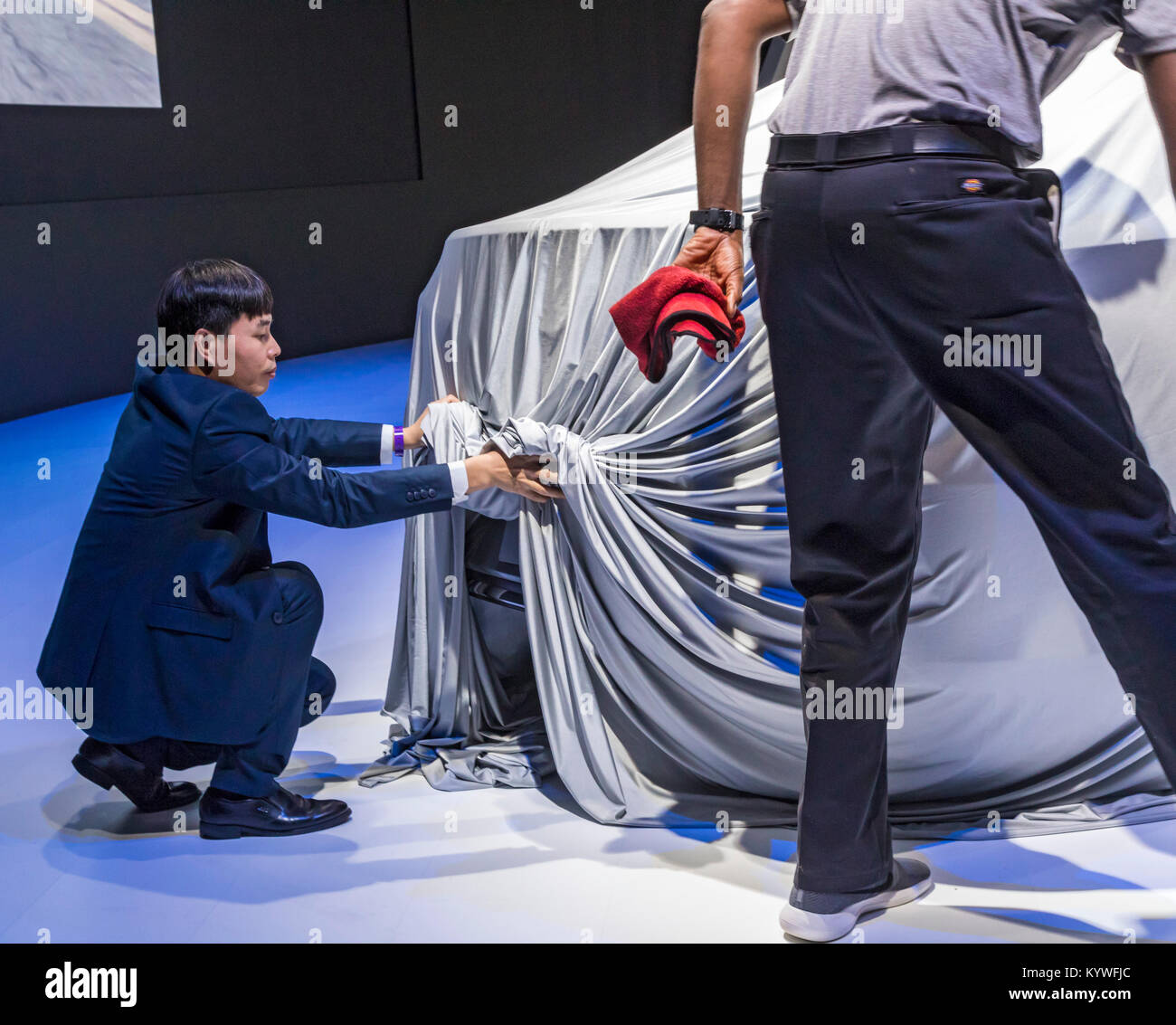 Detroit, Michigan, USA. 15 Jan, 2018. Die Arbeiter legen letzte Hand an GA 4 kleine Limousine chinesischen Automobilhersteller des GAC Motor vor dem seine Premiere auf der North American International Auto Show. Die Firma sagte, beginnt der Verkauf von Autos in den Vereinigten Staaten im Jahr 2019. Quelle: Jim West/Alamy leben Nachrichten Stockfoto