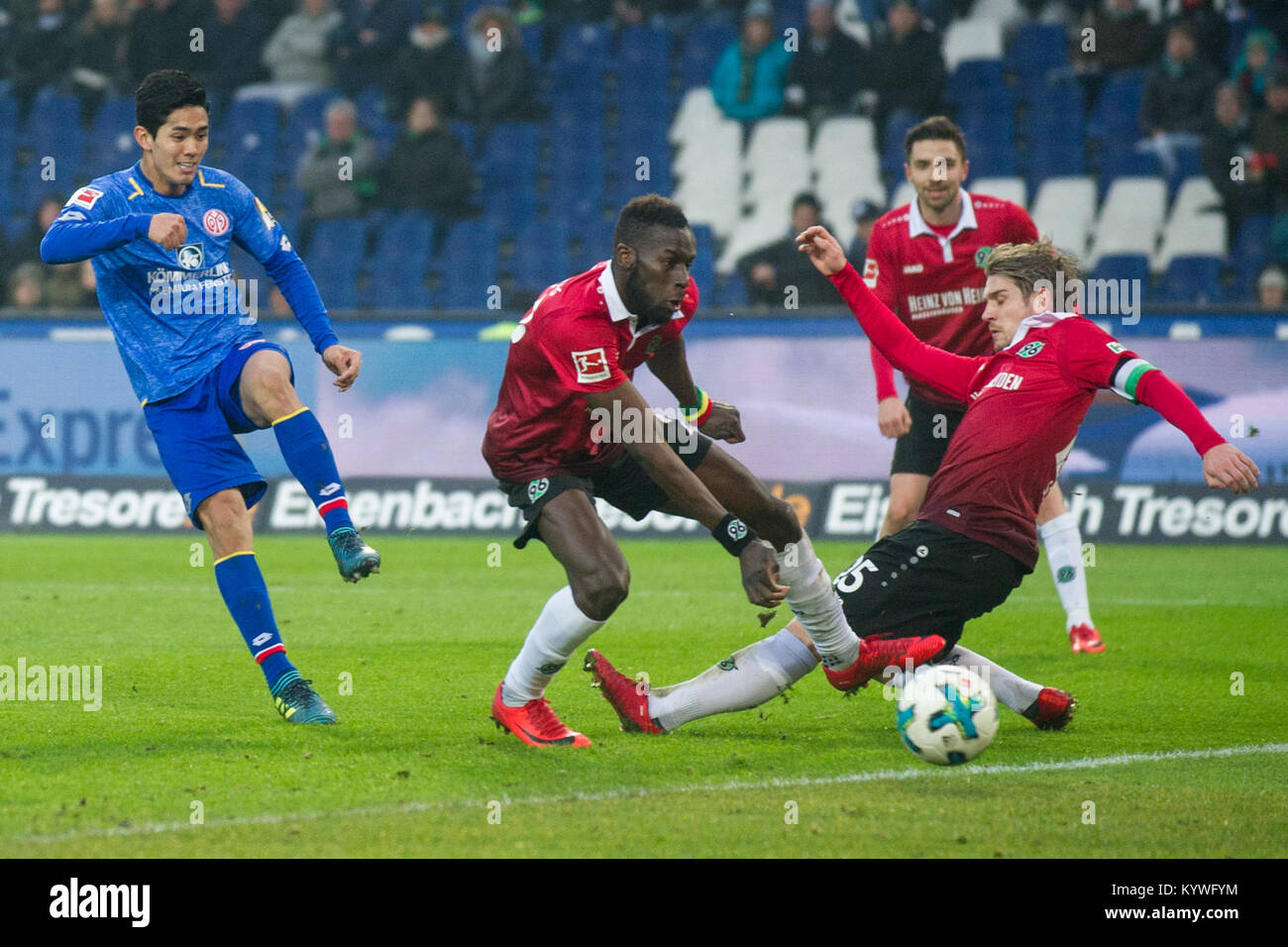 Hannover, Deutschland. 13 Jan, 2018. Keine VERKÄUFE IN JAPAN! Yoshinori MUTO, links, FSV FSV FSV Mainz 05, schiesst das Tor zum 1:0 fuer 1. FSV FSV FSV Mainz 05 gegen Salif SANE (mi., H) und Oliver SORG (H), Aktion, goalschuss, Fussball 1. 1. Fussballbundesliga, 18. Spieltag, Hannover 96 (H) - FSV FSV FSV Mainz 05 (MZ), am 13.01.2018 in Hannover/Deutschland. | Verwendung der weltweiten Kredit: dpa/Alamy leben Nachrichten Stockfoto