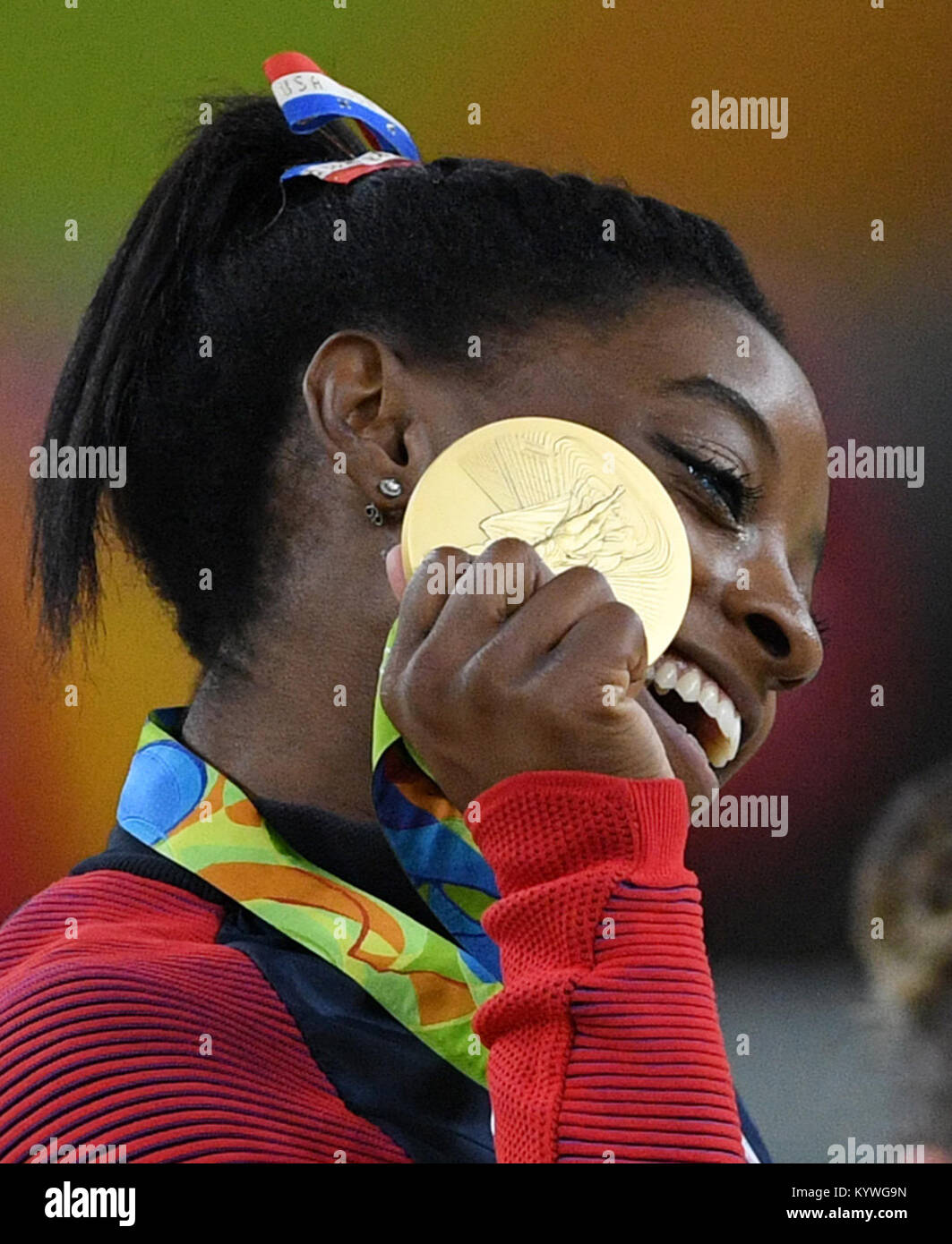 Simone Biles der USA zeigt ihre Goldmedaille, nachdem der Frauen Fußbodenübung Endrunde an der künstlerischen Gymnastik Veranstaltungen des Rio 2016 Olympische Spiele Bei den Olympischen Stadion in Rio de Janeiro Rio de Janeiro, Brasilien, 16. August 2016. Foto: Soeren Stache/dpa-alternativen Anbau - | Verwendung weltweit Stockfoto