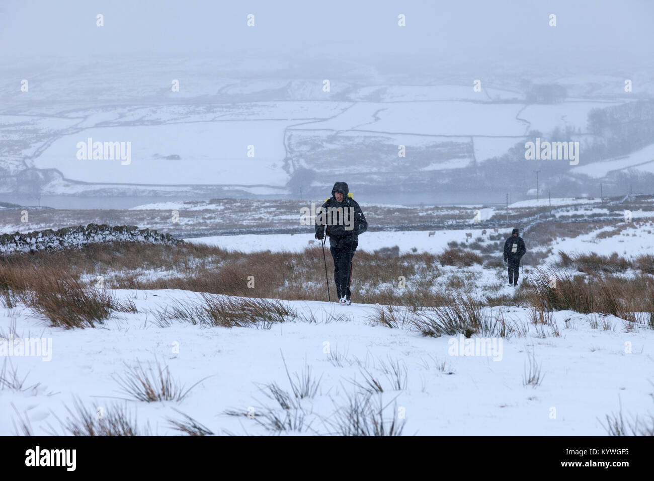 Baldersdale, County Durham, UK. Dienstag, 16. Januar 2018. Montane® Wirbelsäule® Rennen Wettbewerbern gegenüber einigen harten winterlichen Bedingungen, wie sie durch Baldersdale in der Grafschaft Durham, UK, heute Nachmittag vergangen. Die 426 km lange Montane® Wirbelsäule®-Rennen ist ein anstrengendes none Stop 7 Tage Rennen und ist einer der härtesten Langstreckenrennen der Welt. Das Rennen beginnt im Edale und folgt der Pennine Way, in Kirk Yethholm in Schottland zu beenden. Quelle: David Forster/Alamy leben Nachrichten Stockfoto