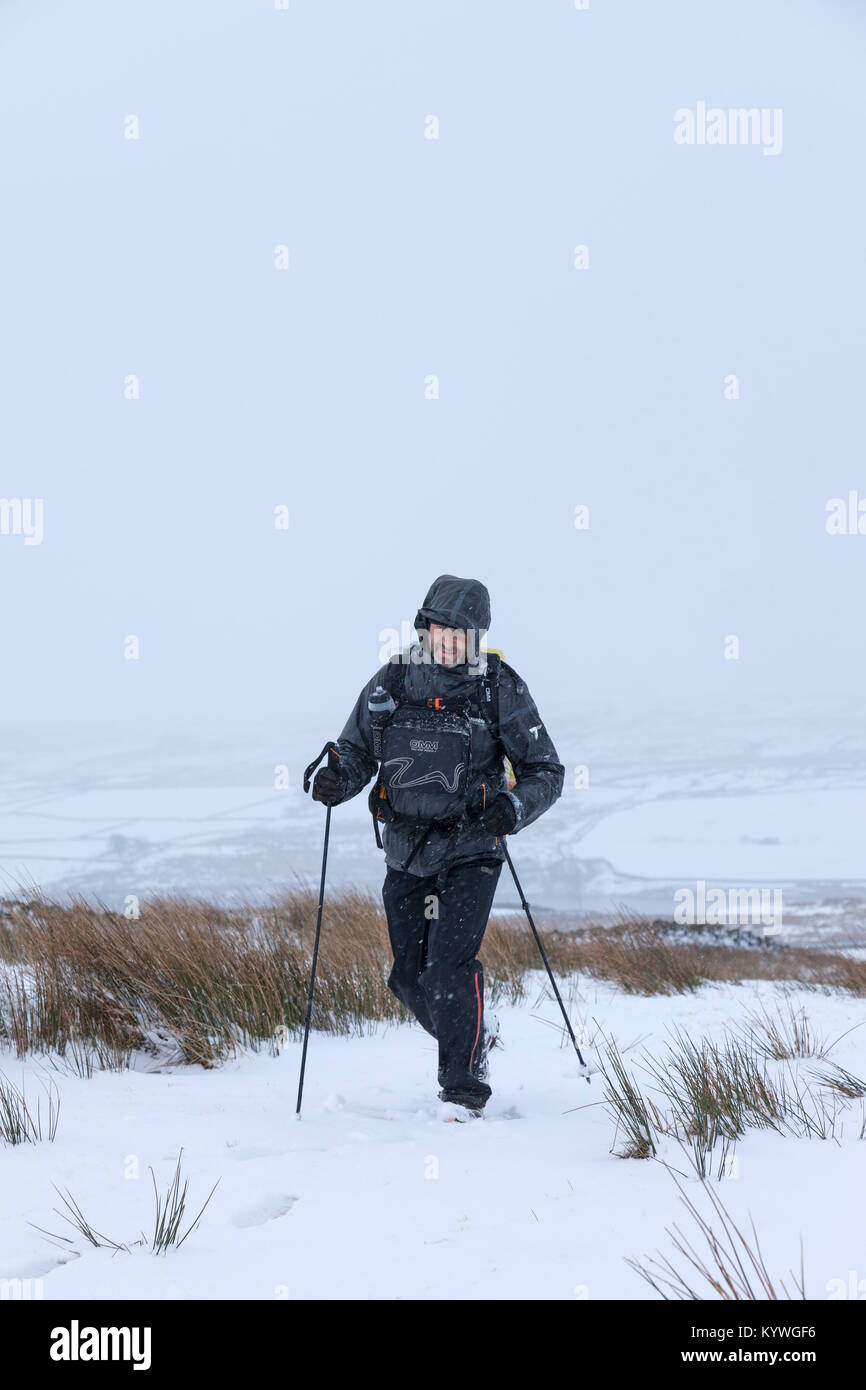 Baldersdale, County Durham, UK. Dienstag, 16. Januar 2018. Montane® Wirbelsäule® Rennen Wettbewerbern gegenüber, die einige schwierige Bedingungen im Winter, als er durch Baldersdale in der Grafschaft Durham, UK, heute Nachmittag vergangen. Die 426 km lange Montane® Wirbelsäule®-Rennen ist ein anstrengendes none Stop 7 Tage Rennen und ist einer der härtesten Langstreckenrennen der Welt. Das Rennen beginnt im Edale und folgt der Pennine Way, in Kirk Yethholm in Schottland zu beenden. Quelle: David Forster/Alamy leben Nachrichten Stockfoto