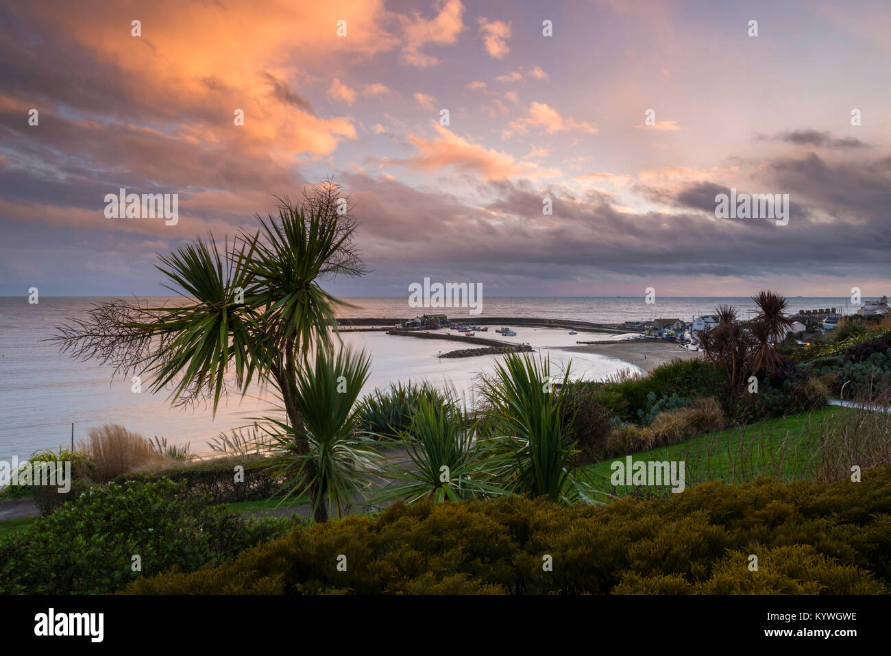 Lyme Regis, Dorset, Großbritannien. 16 Jan, 2018. UK Wetter. Stürmische Sonnenuntergang über dem Cobb Hafen in Lyme Regis in Dorset an einem Tag von starker regen Duschen. Foto: Graham Jagd-/Alamy leben Nachrichten Stockfoto