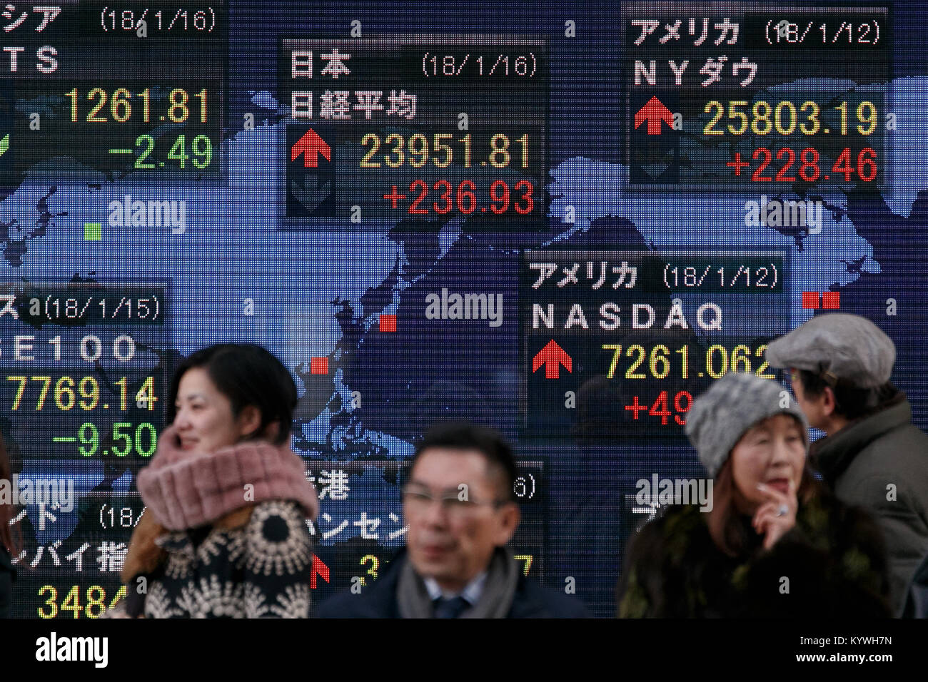 Fußgänger vorbei, ein elektronisches Zeichen, der anzeigt, Japan's Nikkei Bestand Durchschnitt, die auf den höchsten Stand seit November 1991 Während des Handels am Januar 16, 2018, Tokyo, Japan. Der Nikkei 225 Stock Durchschnittliche geschlossen 236.93 Punkte auf 23,951.81. Credit: Rodrigo Reyes Marin/LBA/Alamy leben Nachrichten Stockfoto