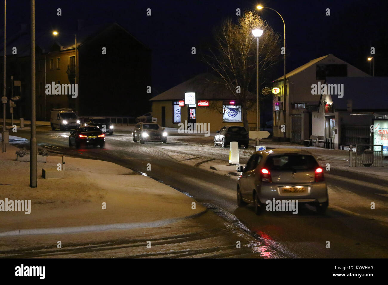 Magheralin, County Armagh, Nordirland. 16. Januar 2018. UK Wetter - ein gelbes Warnsymbol für Schnee und Eis ist bis morgen (Mittwoch). Schwere Schneeschauer während dieser Nachmittag für schwierige Fahrbedingungen auf den Weg nach Hause gemacht. Der Verkehr auf vielen Straßen war leichter zu Spitzenzeiten mit vielen in einer früheren Heimreise gemacht wegen des Wetters, während andere in einigen Teilen home gekämpft.. Quelle: David Hunter/Alamy Leben Nachrichten. Stockfoto