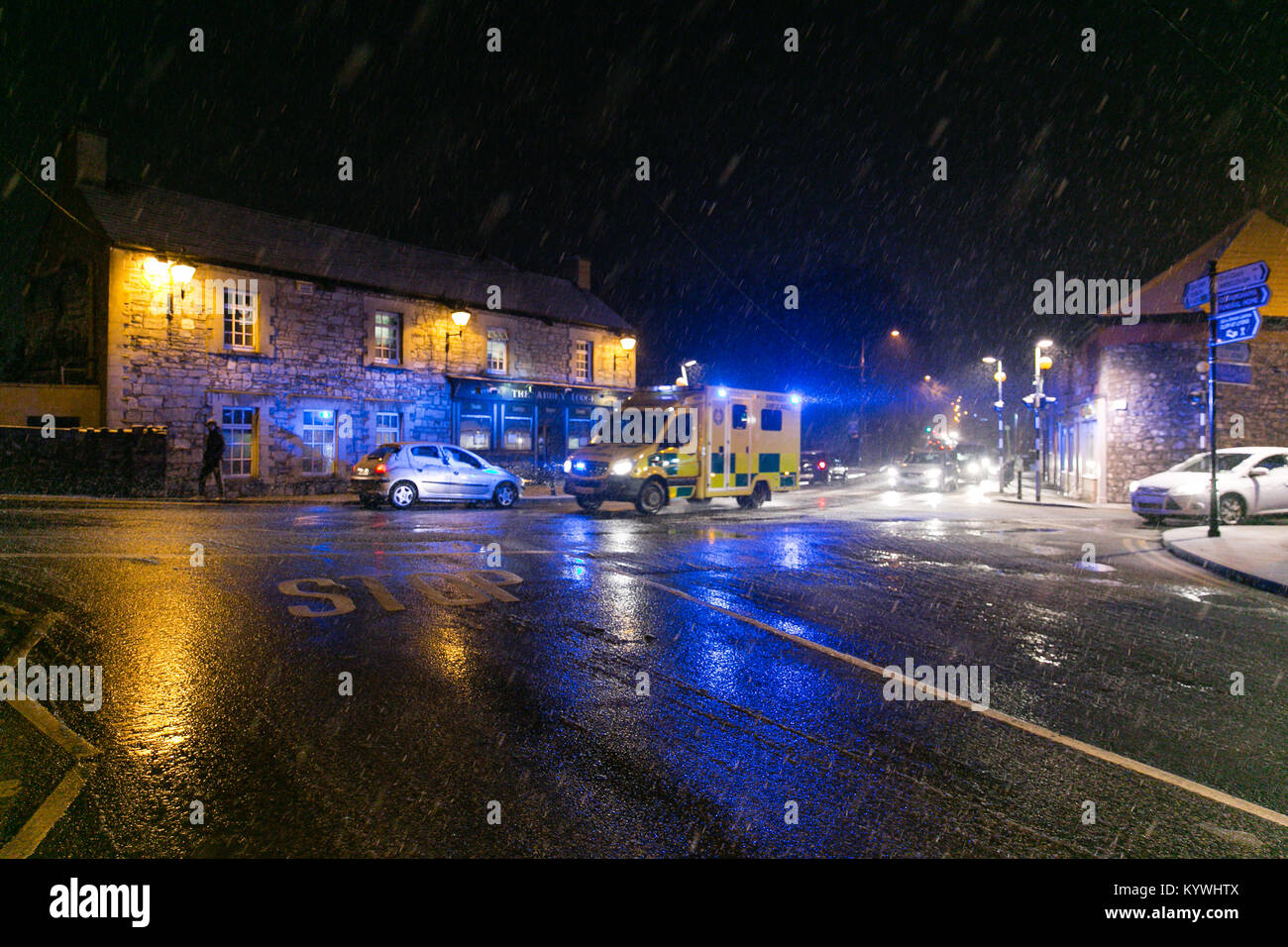 Celbridge, Kildare, Irland. 16 Jan, 2018. Irland Wetter - Krankenwagen schlagen durch Verkehr auf einer rutschigen Dublin Road in Richtung Celbridge Stadt in einem starken Schneefall. Stockfoto