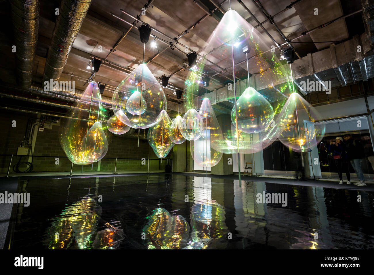 London, Großbritannien. 16 Jan, 2018. "Reflektierende Holons" durch Jetske Visser und Michiel Martens. Lange Streifen von Öl wie transparente Folie mit einfachen rotierenden Motoren kombiniert werden eine visuelle Einheit die Lichter um sie herum, als ob sie Wassertropfen reflektiert. Als Teil der Winter Lights interaktive Installationen in Canary Wharf Credit: Guy Corbishley/Alamy leben Nachrichten Stockfoto