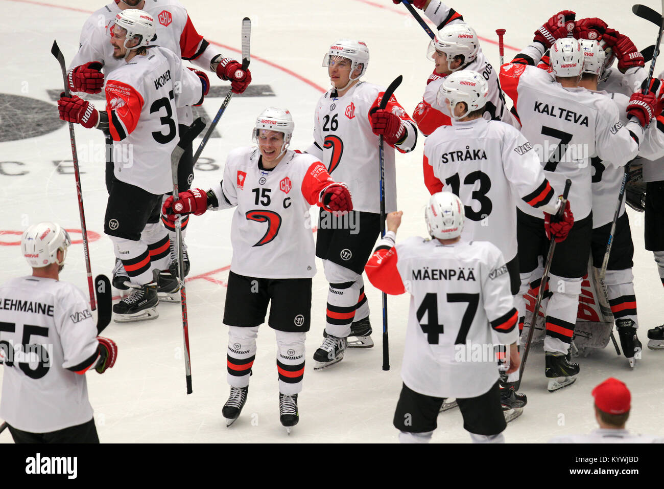 Trinec, Tschechische Republik. 16 Jan, 2018. Spieler von Jyvaskyla Feiern nach dem Gewinn der Champions Hockey League Halbfinale Rückspiel HC Ocelari Trinec vs JYP Jyvaskyla in Trinec, Tschechien, 16. Januar 2018. Credit: Petr Sznapka/CTK Photo/Alamy leben Nachrichten Stockfoto