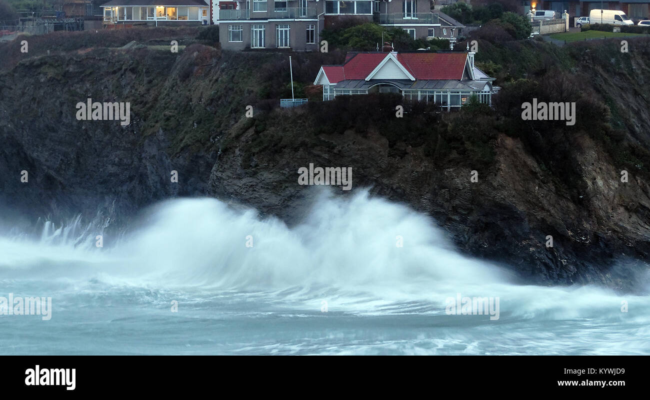 Storm Wellen schlagen Newquay Newquay berühmten Insel auf den Towan Strand Newquay Cornwall im Vereinigten Königreich Stockfoto