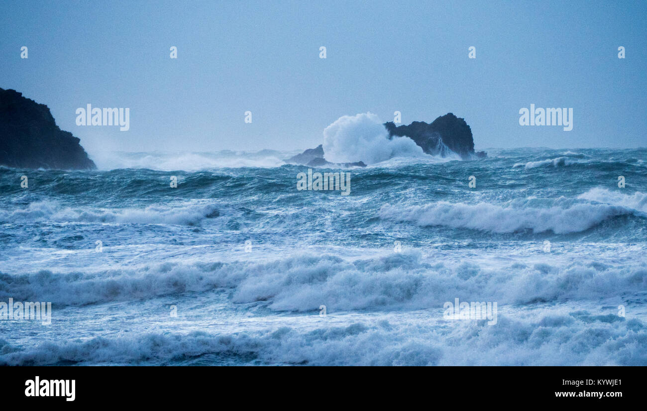 Newquay Storm Wellen Sumpf Gull Rock Newquay GROSSBRITANNIEN Stockfoto