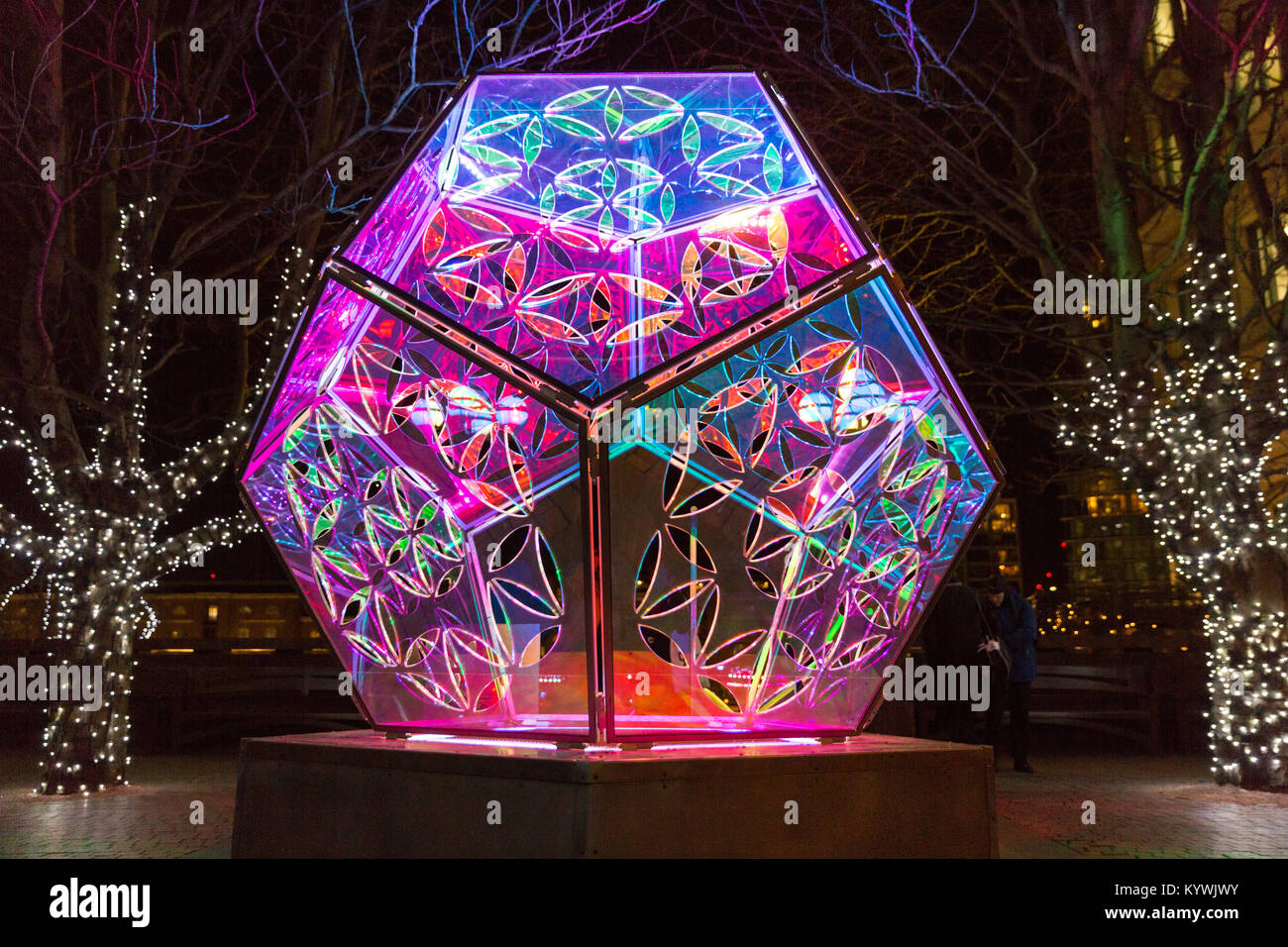 Canary Wharf, London, 16. Januar 2018. Die schillernde Dodekaeder Lichtinstallation, von britischen Künstlern Amber Lights.. Winter Lights 2018 am Canary Wharf ist für die Öffentlichkeit zugänglich. Die kostenlose Ausstellung umfasst über 30 Skulpturen, Strukturen und Installationen, teilweise interaktiv, von innovativen Lichtkünstlern. Kredit: Imageplotter Nachrichten und Sport/Alamy Live Nachrichten Stockfoto