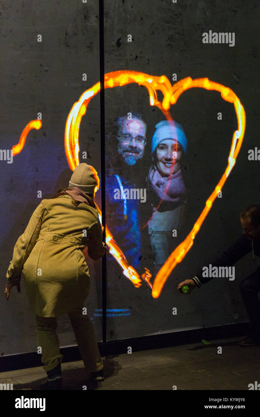 Canary Wharf, London, 16. Jan 2018. Die Besucher haben Spaß mit der Luma Farbe Light Graffiti Installation. Winter Lights 2018 in Canary Wharf öffnet für die Öffentlichkeit. Die Ausstellung umfasst über 30 Skulpturen, Strukturen und Anlagen, einige interaktive, von innovativen Künstlern. Credit: Imageplotter Nachrichten und Sport/Alamy leben Nachrichten Stockfoto