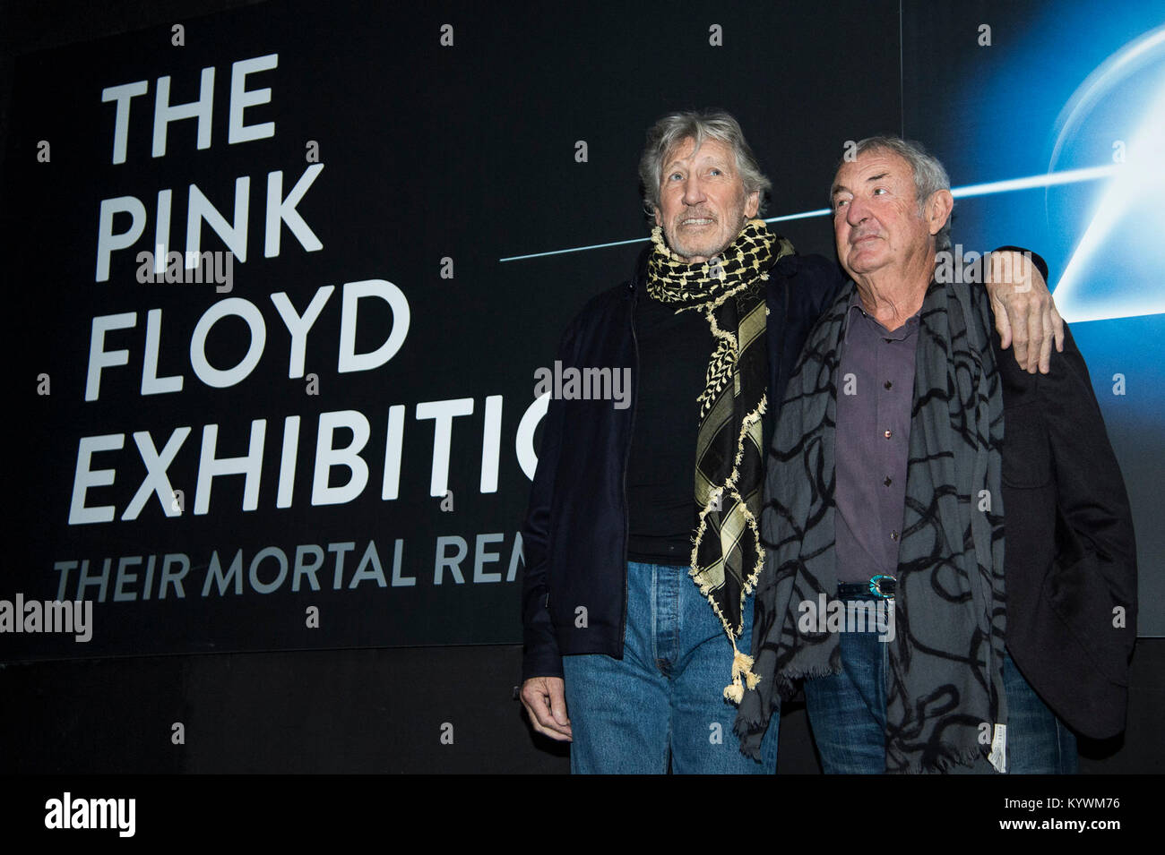 Rom, Italien. 16 Jan, 2018. Roger Waters und Nick Mason von Pink Floyd mit dem Bürgermeister von Rom Virginia Raggi posieren für die Fotografen bei einer Pressekonferenz der "Pink Floyd Ausstellung: Ihre sterblichen Überreste' auf der Makro Museum im Zentrum von Rom am 16. Januar 2018. Credit: Daimages Foto Agentur/Alamy leben Nachrichten Stockfoto