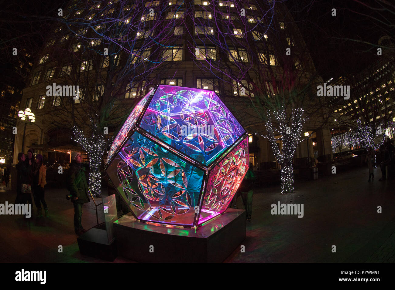 London, Großbritannien. 16 Jan, 2018. Präsentieren Künstler aus aller Welt, mit Schwerpunkt auf modernste Technologie, Winter Lights erfolgt in Canary Wharf. Schillernde Dodecahedronby gelbe Leuchten in Wren Landung. Quelle: Carol Moir/Alamy Leben Nachrichten. Stockfoto