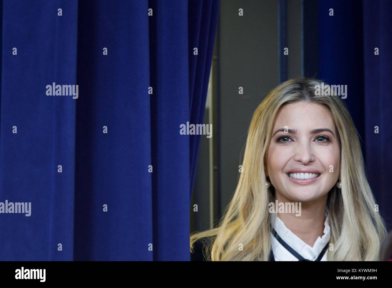 Washington, USA. 16 Jan, 2018. Ivanka Trump, Tochter des US-Präsidenten Donald Trump, nimmt das Gespräch mit den Frauen von Amerika Panel im Weißen Haus in Washington, DC, USA, Jan. 16, 2018. Credit: Ting Shen/Xinhua/Alamy leben Nachrichten Stockfoto