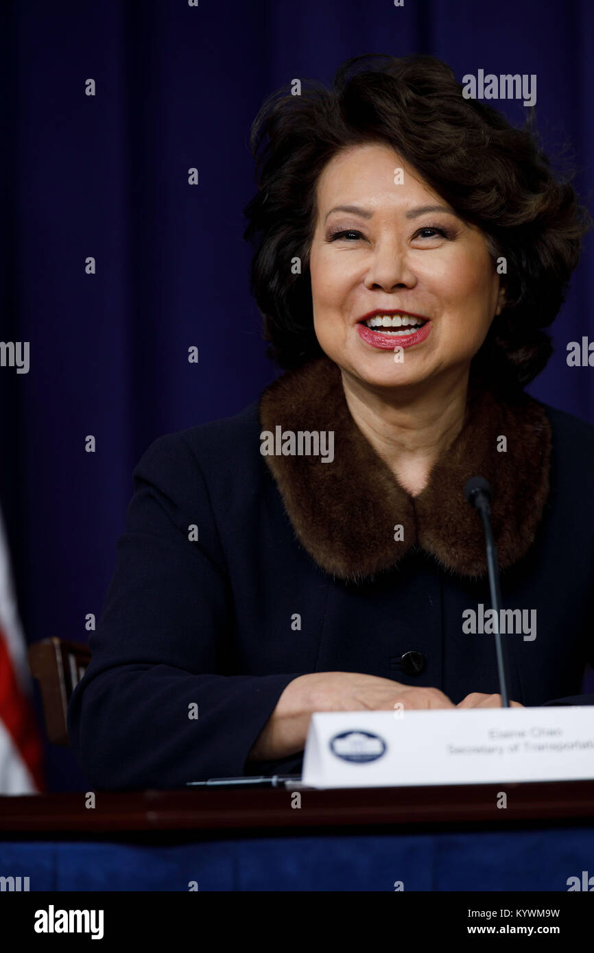 Washington, USA. 16 Jan, 2018. Us-Verkehrsminister Elaine Chao spricht im Gespräch mit den Frauen von Amerika Panel im Weißen Haus in Washington, DC, USA, Jan. 16, 2018. Credit: Ting Shen/Xinhua/Alamy leben Nachrichten Stockfoto