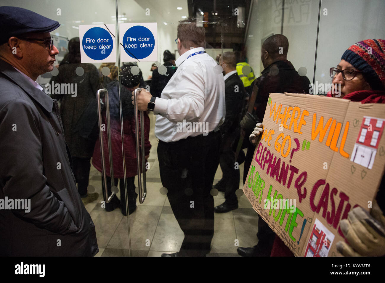 London, Großbritannien. 16 Jan, 2018. Studenten, die Mitglieder der lokalen Lateinamerikanischen Gemeinschaft und sozialer Wohnungsbau Aktivisten protestieren außerhalb des Büros von Southwark Rat Planung Ausschuß gegen die Sanierung durch Entwickler Delancey der Elephant & Castle Shopping Centre und London College der Kommunikation Campus. Credit: Mark Kerrison/Alamy leben Nachrichten Stockfoto