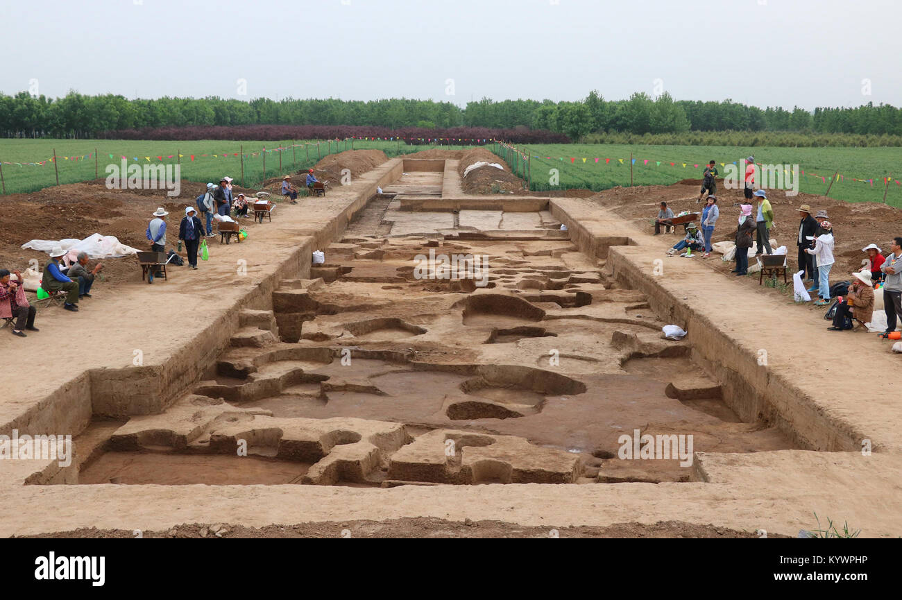 (180117) - Peking, Jan. 17, 2018 (Xinhua) - Datei Foto zeigt die neolithische Anlage in Jinan City, Hauptstadt der ostchinesischen Provinz Shandong. Oberflächenstrukturen und Hälfte crypt Gebäude, Mauern und Gräben, und Jade Artefakte wurden in einer prähistorischen Siedlung von etwa 5.000 bis 4.600 Jahren in der heutigen Provinz Shandong gefunden. Fanden Archäologen Töpfern und Jade Schiffe in den Gräbern Ruinen, die im Opfer Feiern und Bankette von der herrschenden Klasse verwendet wurden, sich von den gewöhnlichen Menschen zu unterscheiden, so die Archäologen. Die neolithische Relikte zeigte. Stockfoto