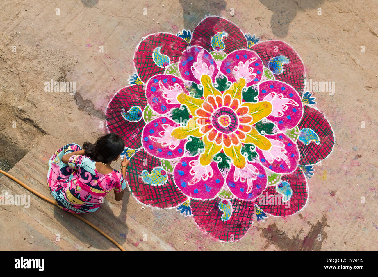 Tamil Nadu, Indien. 16 Jan, 2018. Pongal, das Erntedankfest der Sonne gewidmet, in der Ortschaft Kuilapalayam in Tamil Nadu gefeiert. Zeichnung kolams, vor den Häusern bringen Wohlstand zu Wohnungen Credit: Marco Saroldi/Alamy leben Nachrichten Stockfoto