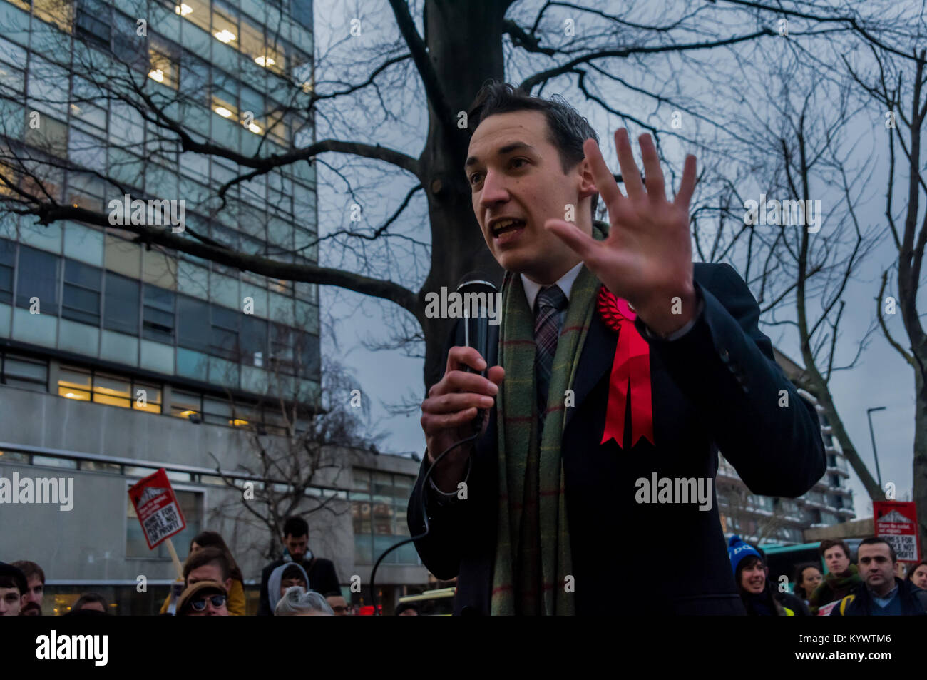 Januar 16, 2018 - London, UK. Am 1. Januar 2018. Duale Studenten halten Plakate gegen die Unterstützung ihrer Universität der Sanierung schesme auf der Kundgebung außerhalb Southwark Rat Büros Southwark Council Unterstützung der Delancey die Pläne der Elephant & Castle Center, die Heimat der Walworth Bewohnern, Händlern, den Lateinamerikanischen Gemeinschaft und LCC-Studenten mit Luxus Wohnungen mit nur 3% des o zu ersetzen - als "Sozialer Wohnungsbau" und 5 % der erschwinglichen retail Einheiten, projiziert wird Â £ bis 154 m Gewinn zu den vorgelagerten Manager geben widersetzen. Delancey und Southwark halten Geheimnis der Lebensfähigkeit bewerten Stockfoto