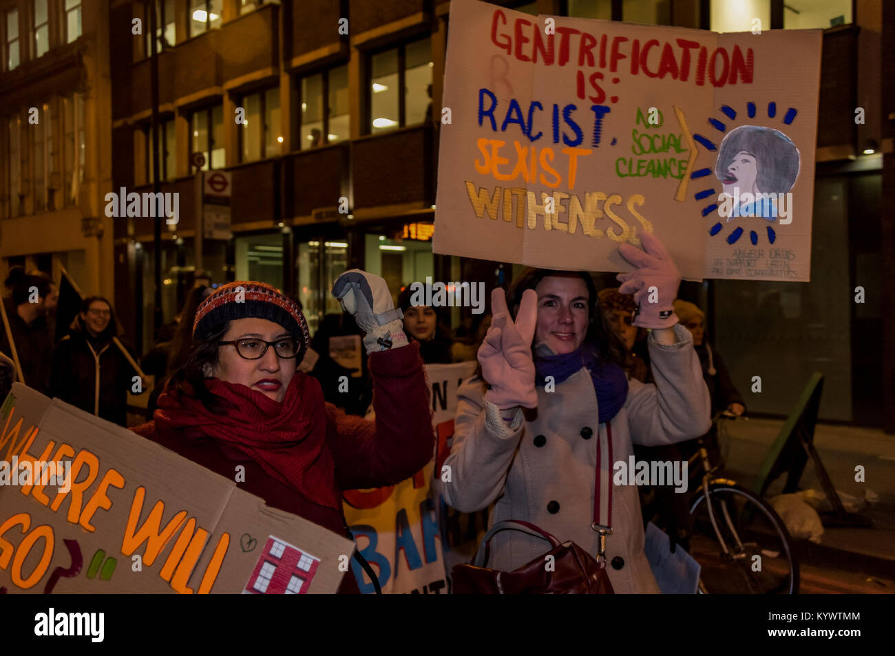 Januar 16, 2018 - London, UK. Am 1. Januar 2018. Duale Studenten halten Plakate gegen die Unterstützung ihrer Universität der Sanierung schesme auf der Kundgebung außerhalb Southwark Rat Büros Southwark Council Unterstützung der Delancey die Pläne der Elephant & Castle Center, die Heimat der Walworth Bewohnern, Händlern, den Lateinamerikanischen Gemeinschaft und LCC-Studenten mit Luxus Wohnungen mit nur 3% des o zu ersetzen - als "Sozialer Wohnungsbau" und 5 % der erschwinglichen retail Einheiten, projiziert wird Â £ bis 154 m Gewinn zu den vorgelagerten Manager geben widersetzen. Delancey und Southwark halten Geheimnis der Lebensfähigkeit bewerten Stockfoto