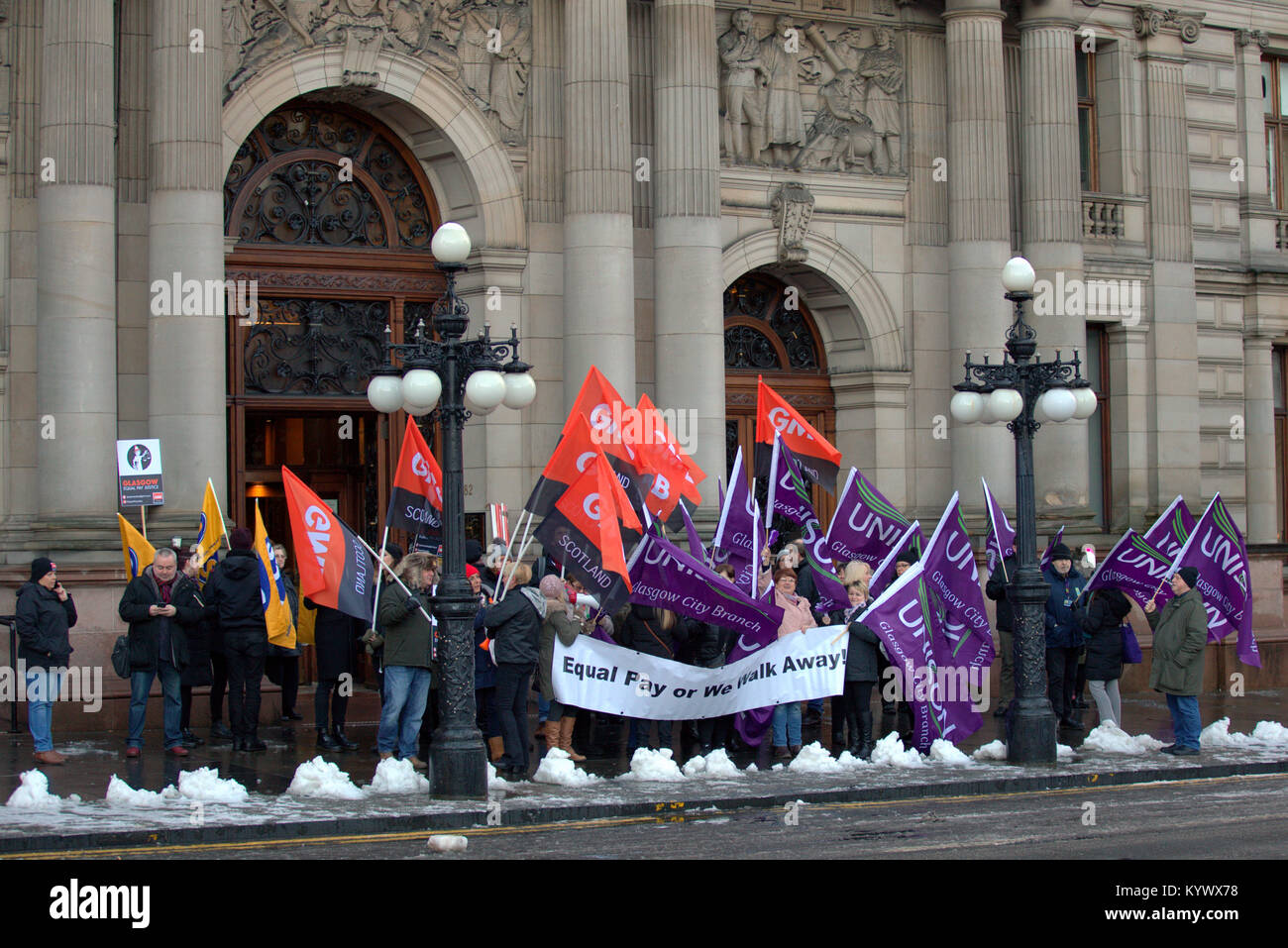 Glasgow, Schottland, Großbritannien am 17. Januar. Rat Mitarbeiter sammeln auf dem George Square heute vor Gericht Streit mit den Gewerkschaften und dem Personal über gleiche Bezahlung protestieren.. Der Protest wurde von Union GMB und Unison führte. Credit: Gerard Fähre / alamy Leben Nachrichten Stockfoto