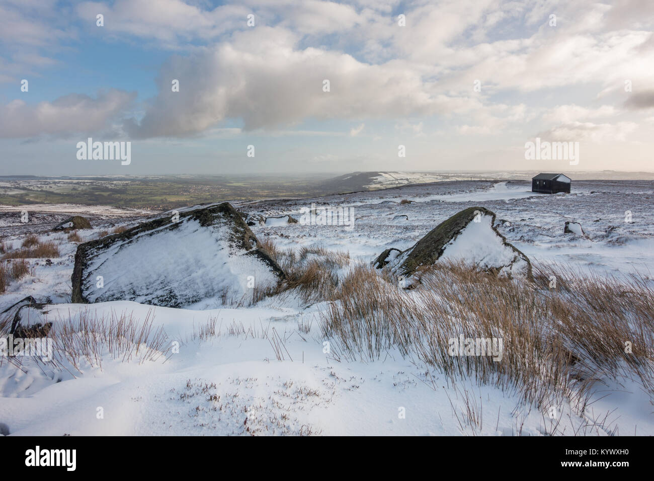 UK Wetter: Ilkley, West Yorkshire, UK. 17 Jan, 2018. Schnee auf Burley Moor macht für die malerische Landschaft Winter Wandern mit Aussicht auf die chevin. Quelle: Rebecca Cole/Alamy leben Nachrichten Stockfoto