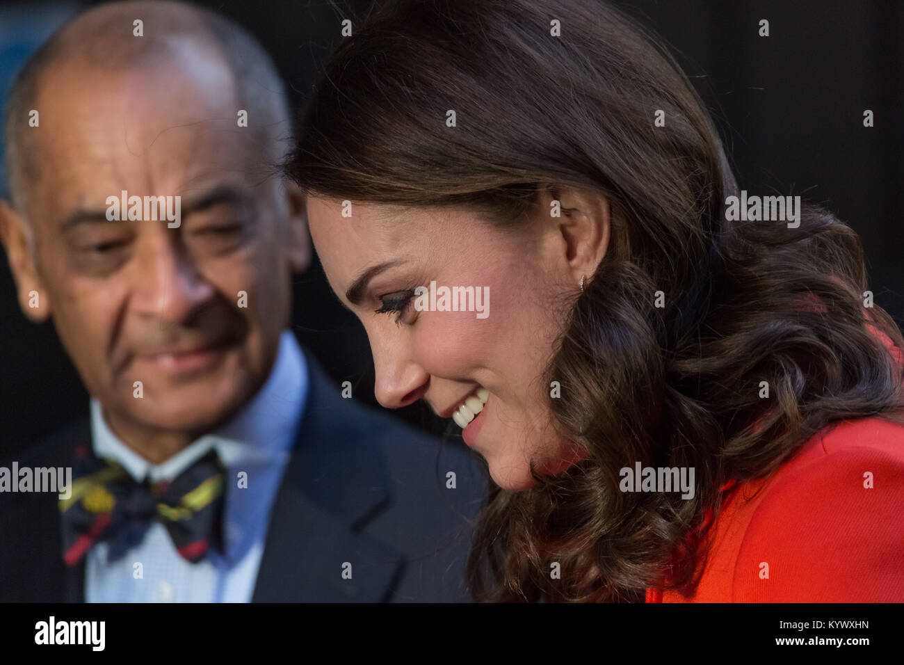 London, Großbritannien. 17 Jan, 2018. Die Herzogin von Cambridge ist von Sir Kenneth Olisa (L) bei ihrer Ankunft zu Great Ormond Street Hospital in West London begrüßt zu offiziell der Mittal Kinder Medical Center, der Heimat der neue Premier Inn klinischen Gebäude öffnen. Credit: Guy Corbishley/Alamy leben Nachrichten Stockfoto