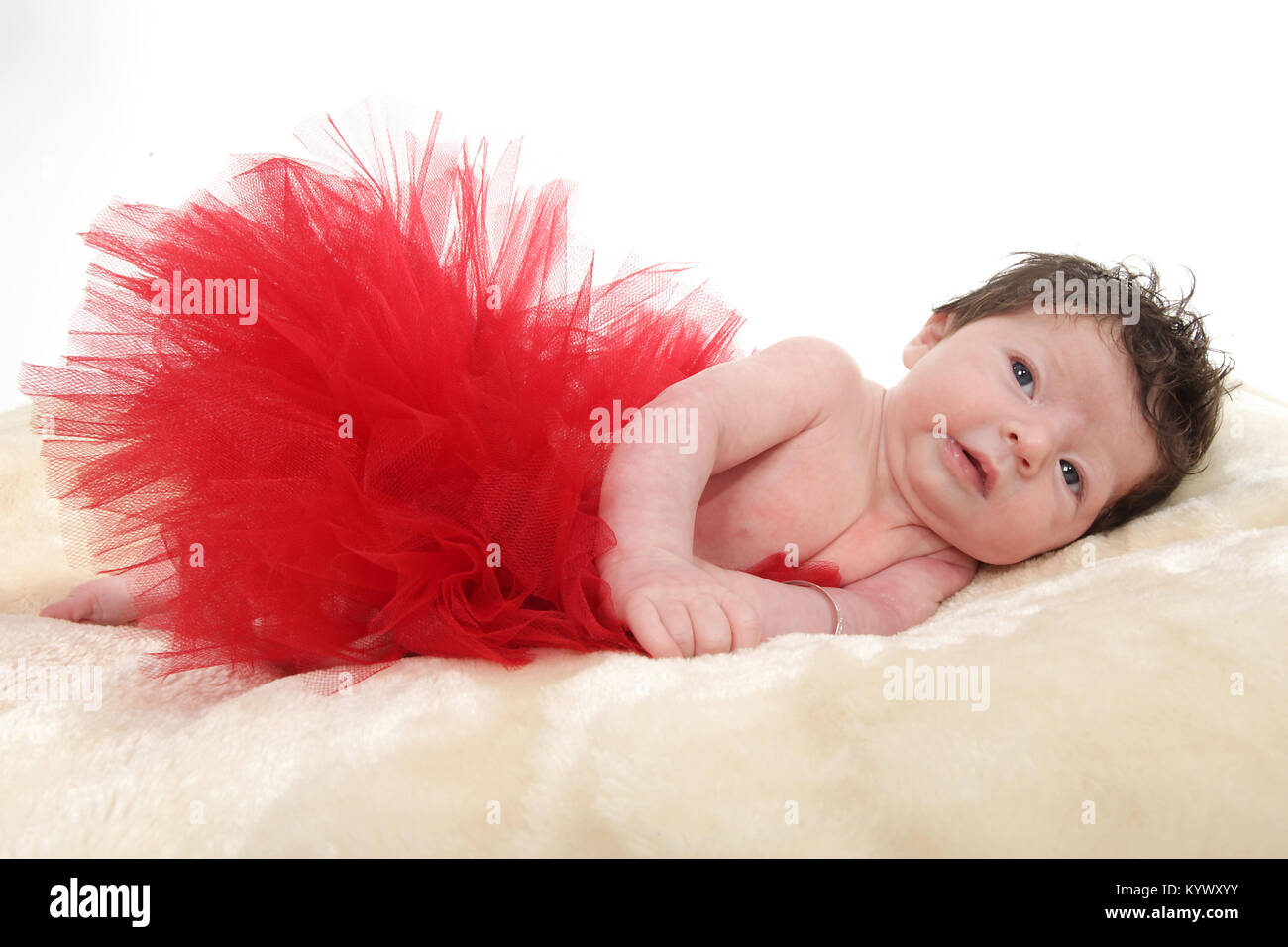 3 Wochen altes Baby Mädchen mit vielen dunklen Haar in zu - zu Verlegung auf Teppich Stockfoto