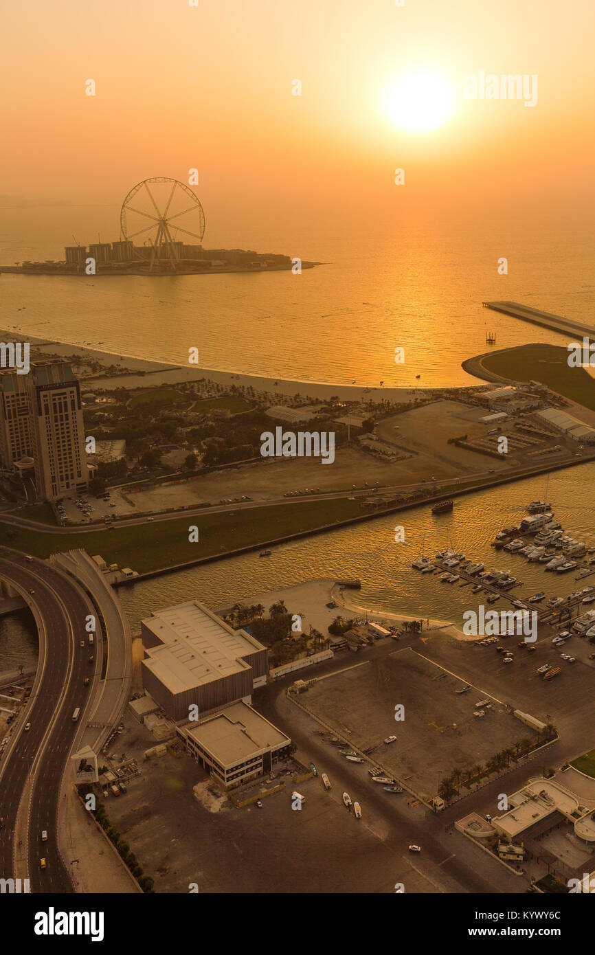 Beeindruckende Skyline von Dubai in der Abenddämmerung. Luftaufnahme von Dubai. Entwicklung, Fortschritt, Leistung von Dubai. Sehenswürdigkeiten, Gebäude. Wolkenkratzer. Hintergrundbild Stockfoto