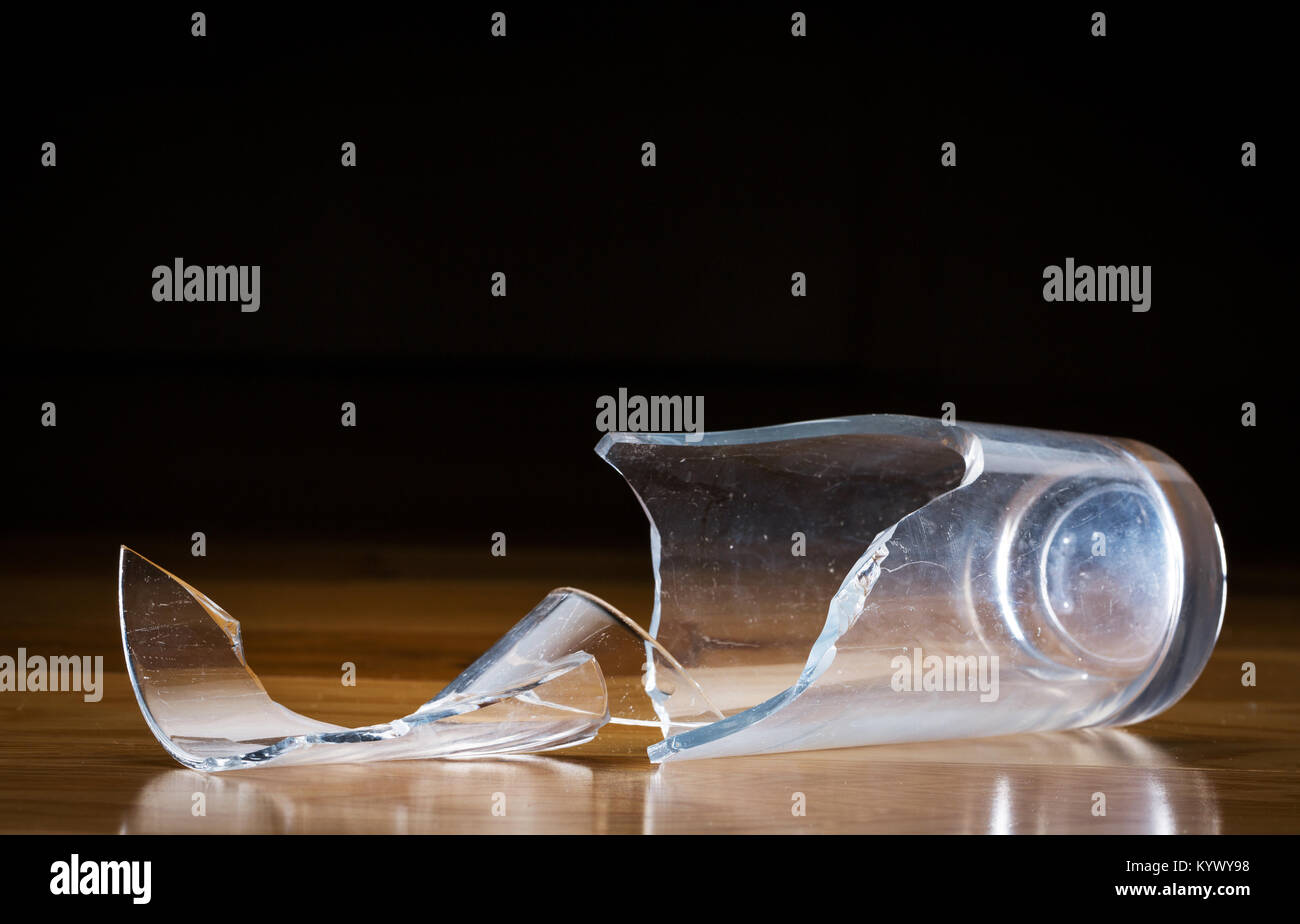 Zerbrochenes Glas auf einer harten Holzboden Stockfoto