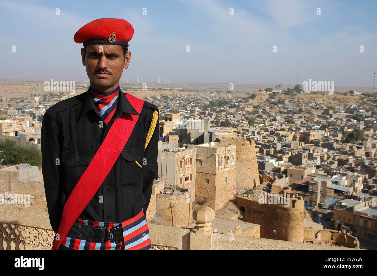 Uniformierte Garde, in den Mauern der Festung, in der Stadt Jaisalmer, Rajasthan, Nordindien Stockfoto