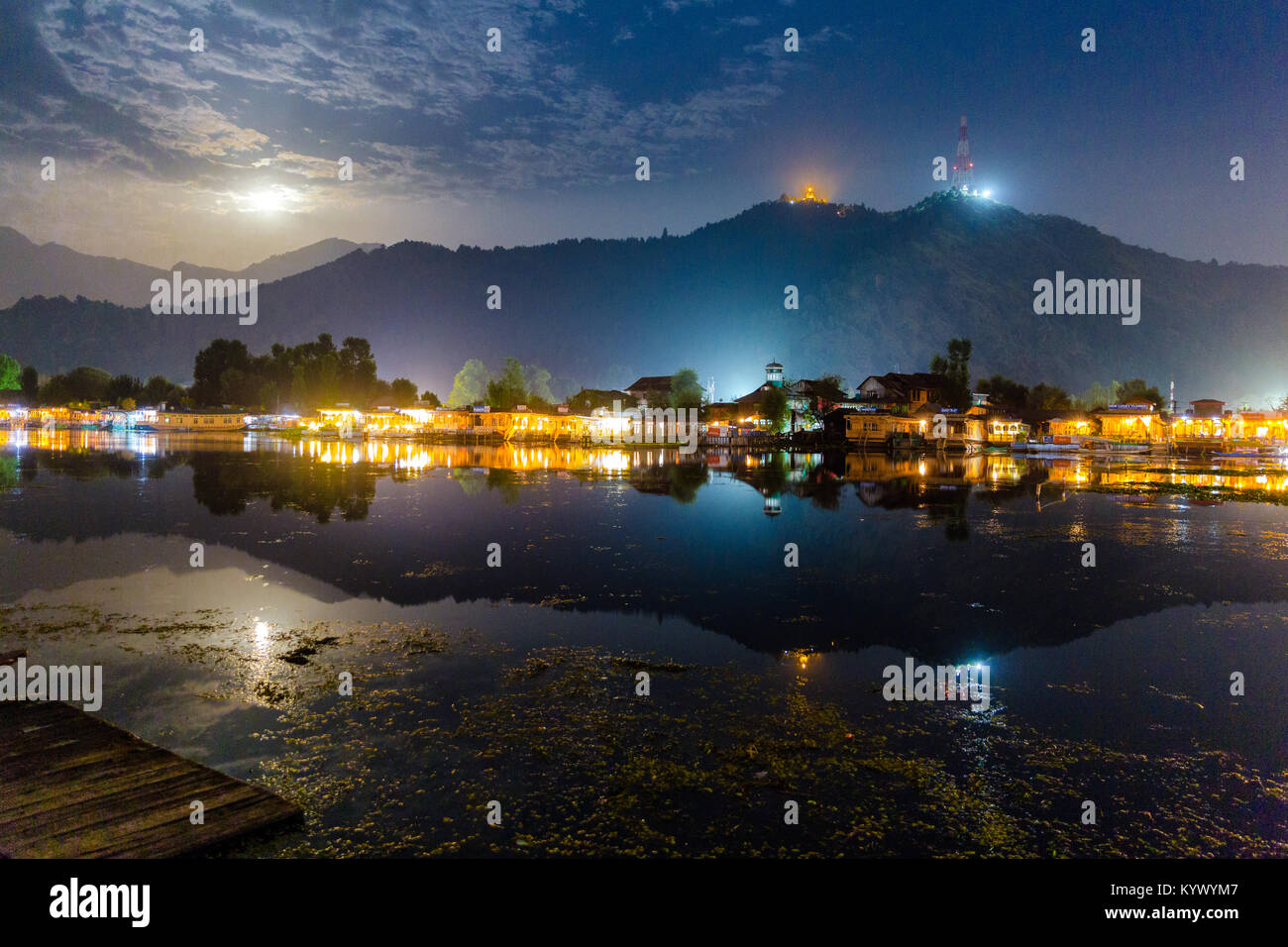 Dal Lake (Golden Lake) auf Srinagar, Indien als auf einem Vollmond Nacht mit Haus Boote gesehen beleuchtet. Tempel Shankaracharya oben auf den Hügeln gesehen. Wunder Stockfoto