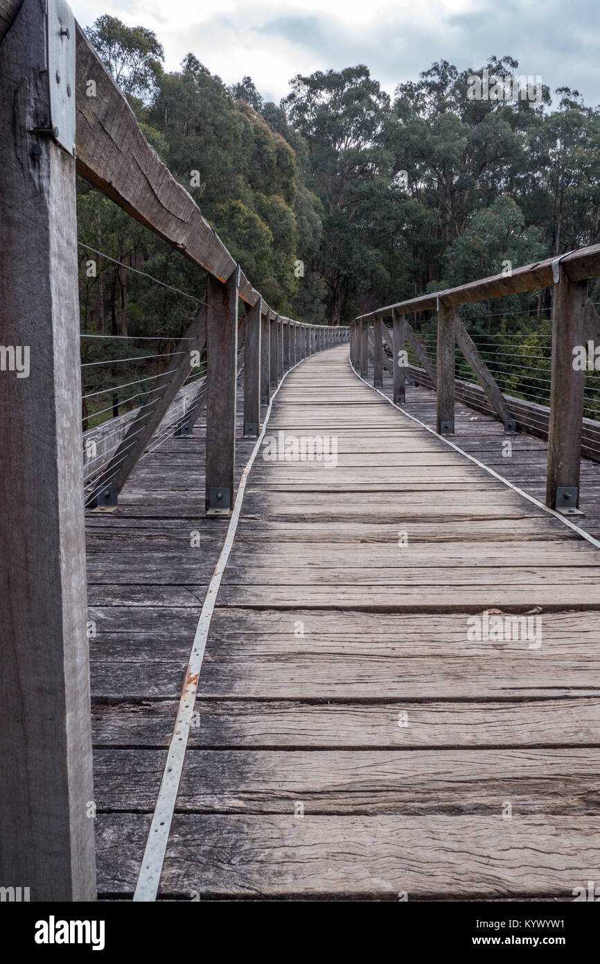 Sehr alten, verlassenen Holz Eisenbahn Gestellbrücke in Noojee Victoria Australien jetzt ein Rail Trail Pfad für Touristen. Stockfoto