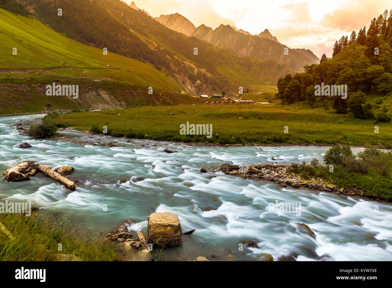 Wasser bei Hill Station Sonamarg, Jammu und Kaschmir fließt. Tal der Blumen, Aqua Marine Flüsse und Bäche, Türkis, Landschaft, Natur, Stockfoto