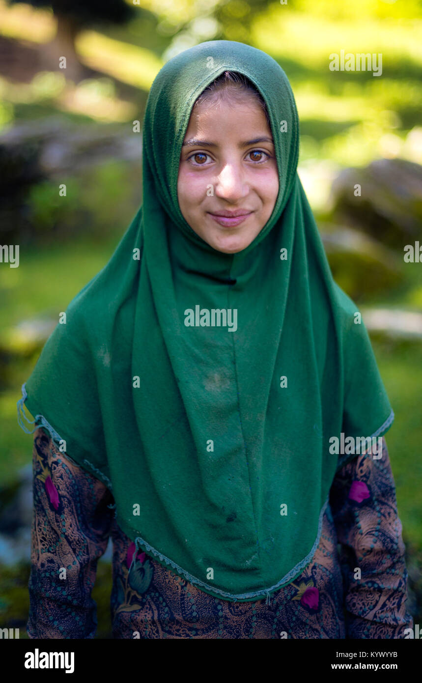 Sonamarg, Jammu und Kaschmir - 11. August 2017: Eine traditionelle muslimische Kaschmir Mädchen mit Hijab an thajiwas Gletscher. Stockfoto