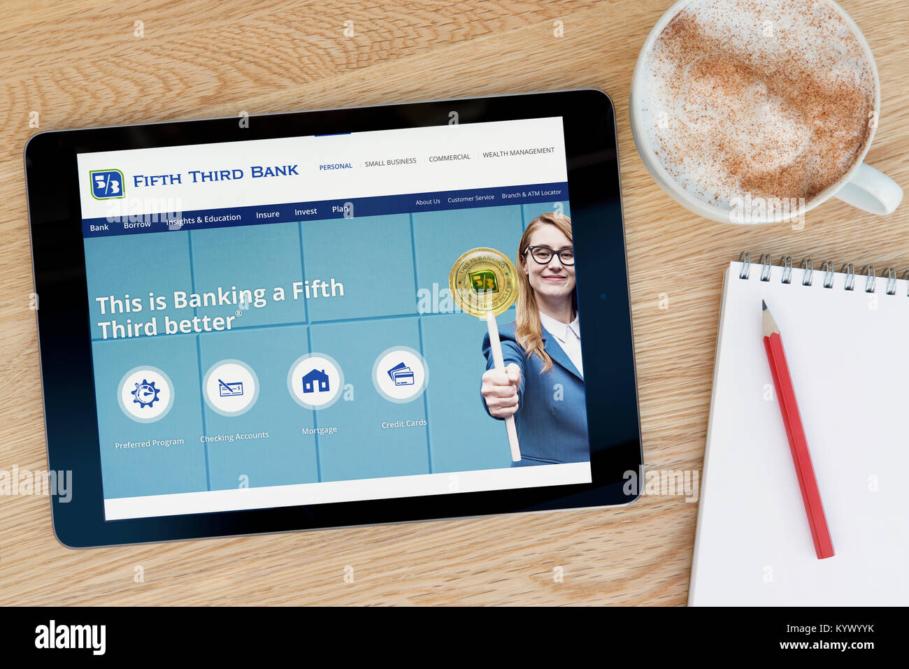 Die Fifth Third Bank Website auf einem iPad Tablet, auf einen hölzernen Tisch neben einem Notizblock, Bleistift und Tasse Kaffee (nur redaktionell) Stockfoto Die Fifth Third Bank Website auf einem iPad Tablet, auf einen hölzernen Tisch neben einem Notizblock, Bleistift und Tasse Kaffee (nur redaktionell) Stockfoto