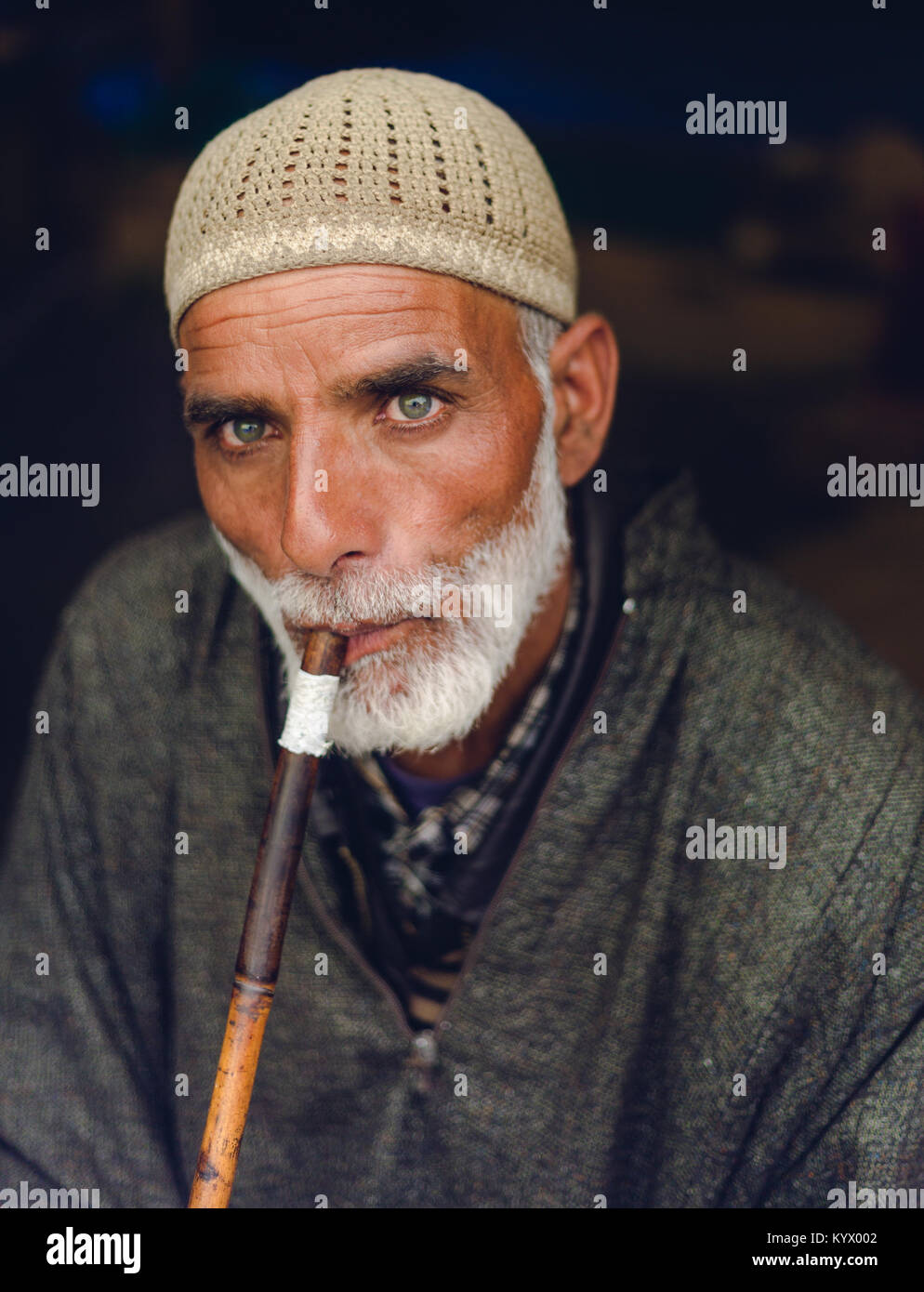 Sonamarg, Jammu und Kaschmir - 11. August 2017: Eine alte traditionelle muslimische Kaschmir Mann raucht Shisha / Wasserpfeife bei thajiwas Gletscher für Erholung. Stockfoto