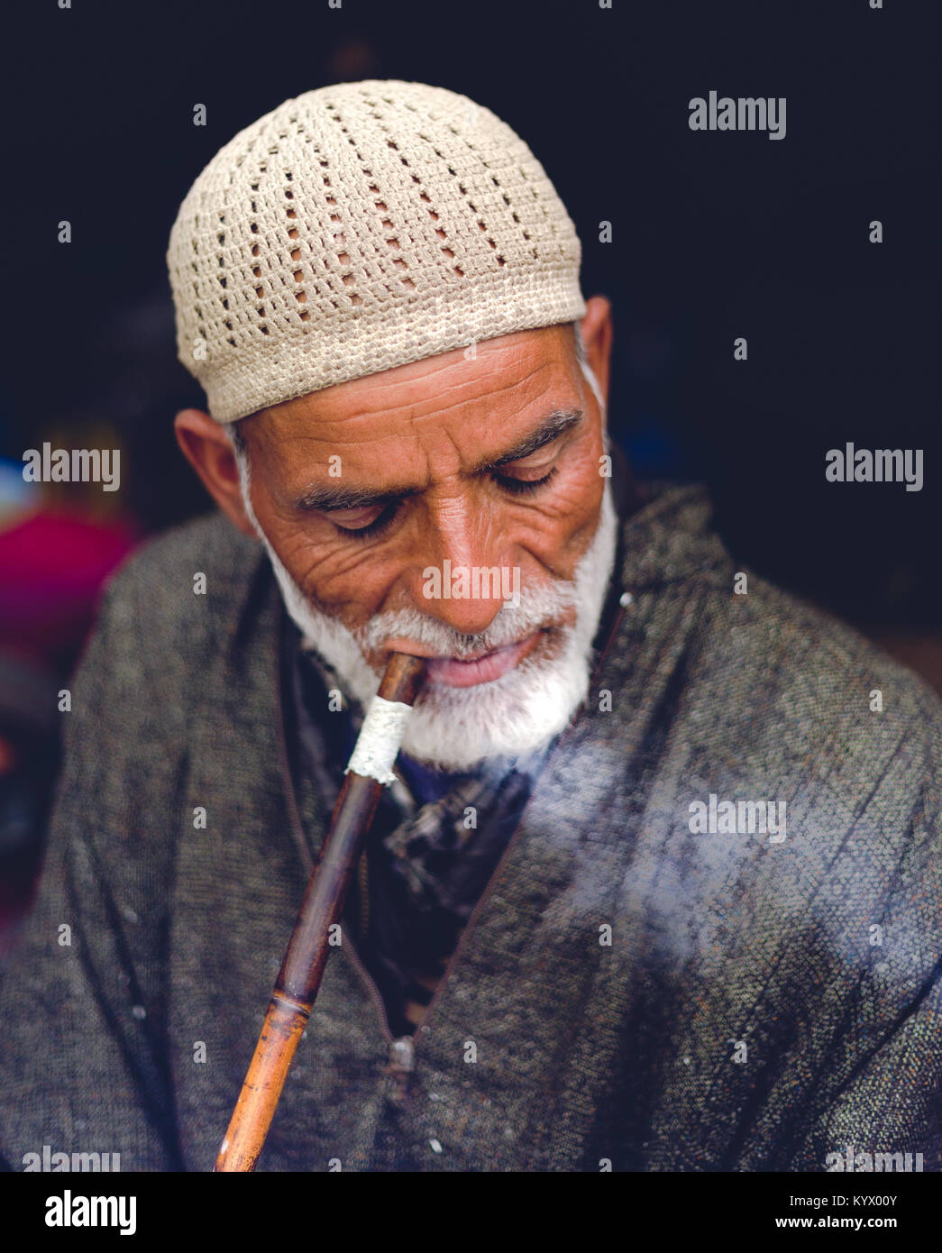 Sonamarg, Jammu und Kaschmir - 11. August 2017: Eine alte traditionelle muslimische Kaschmir Mann raucht Shisha / Wasserpfeife bei thajiwas Gletscher fo Erholung. Stockfoto