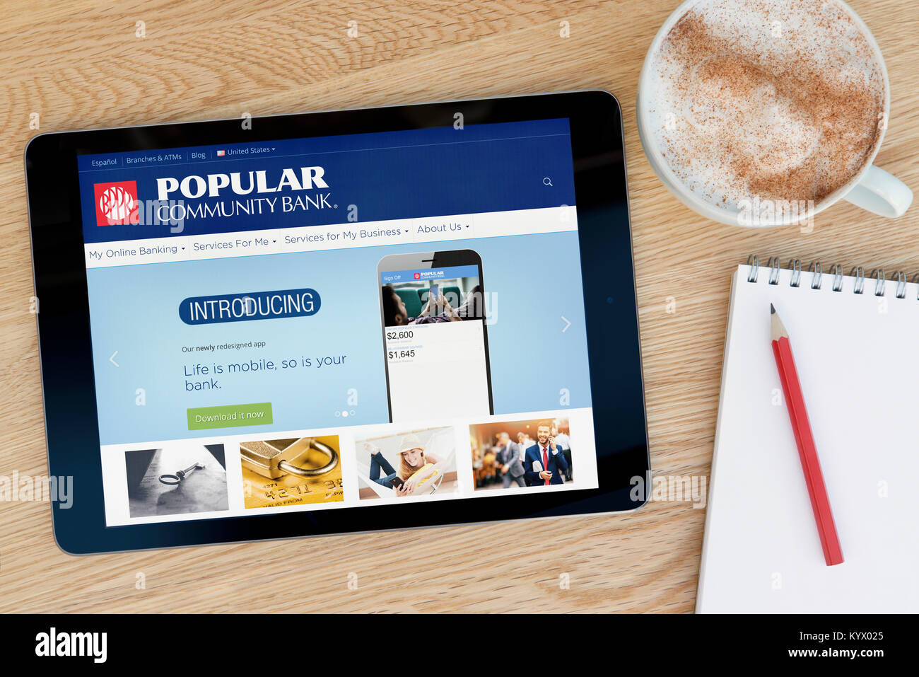 Die beliebte Community Bank Website auf einem iPad Tablet, auf einen hölzernen Tisch neben einem Notizblock, Bleistift und Tasse Kaffee (nur redaktionell) Stockfoto