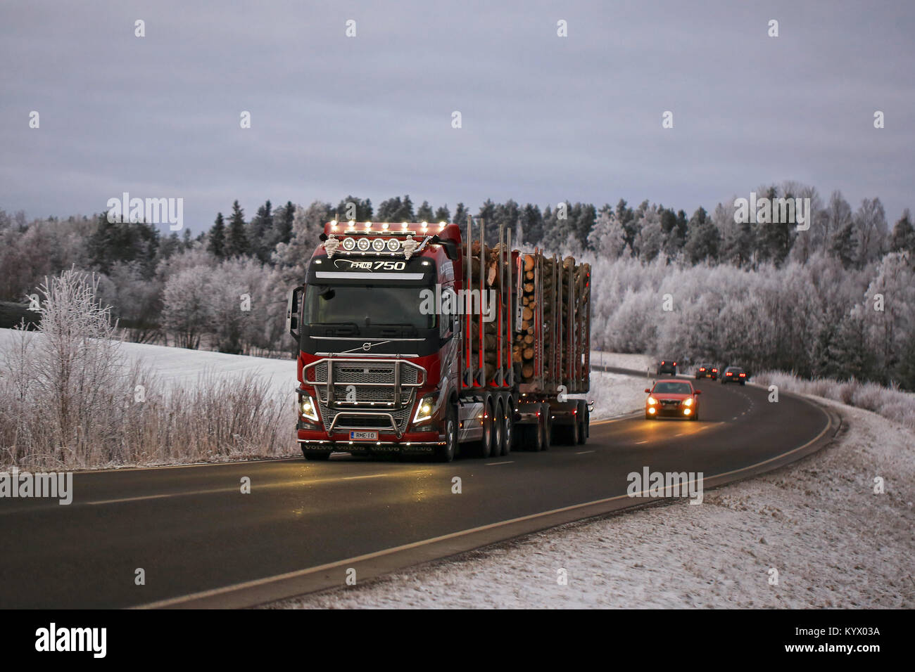 SALO, FINNLAND - Januar 12, 2018: Maßgeschneiderte Volvo FH 16 750 logging Truck von R.M. Enberg Transport Ab hols Last entlang der Landstraße Protokoll über fro Stockfoto