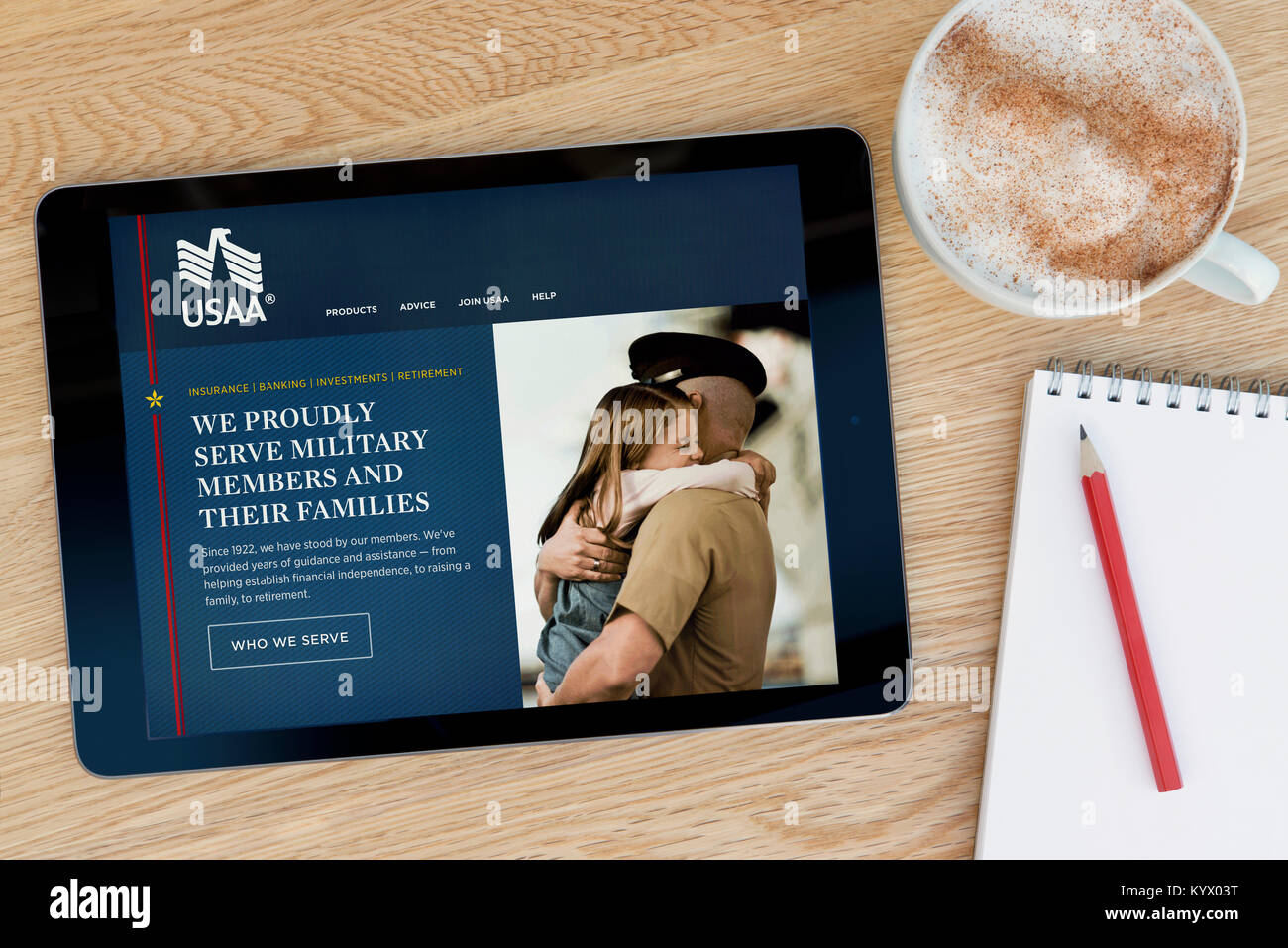 Die United Services Automobile Association (Usaa) Website auf einem iPad Tablet, auf einem Holztisch und Notizblock, Bleistift und Tasse Kaffee (nur redaktionell). Stockfoto