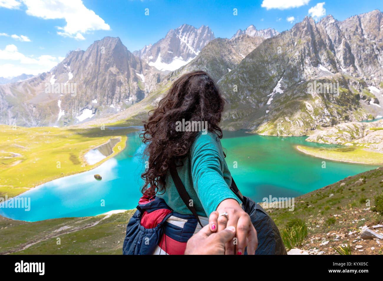 Solo Mädchen in den Bergen von Kaschmir, Indien reisen. Region der Großen Seen von Kaschmir. rot, grün und blau Farben des Himalaya. Wanderlust Natur Bild Stockfoto