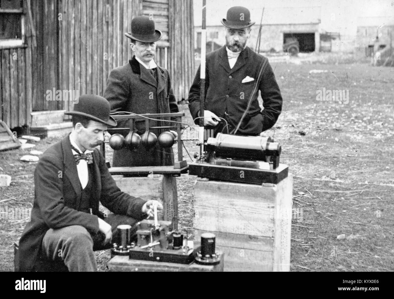 British Post Office Ingenieure prüfen Marconi's Radio Geräte während der Demonstration auf dem Flachbild Holm Island, 13. Mai 1897. Der Sender ist in der Mitte, der kohärer Empfänger darunter, die die Antenne ist an der Oberseite sichtbar. Stockfoto