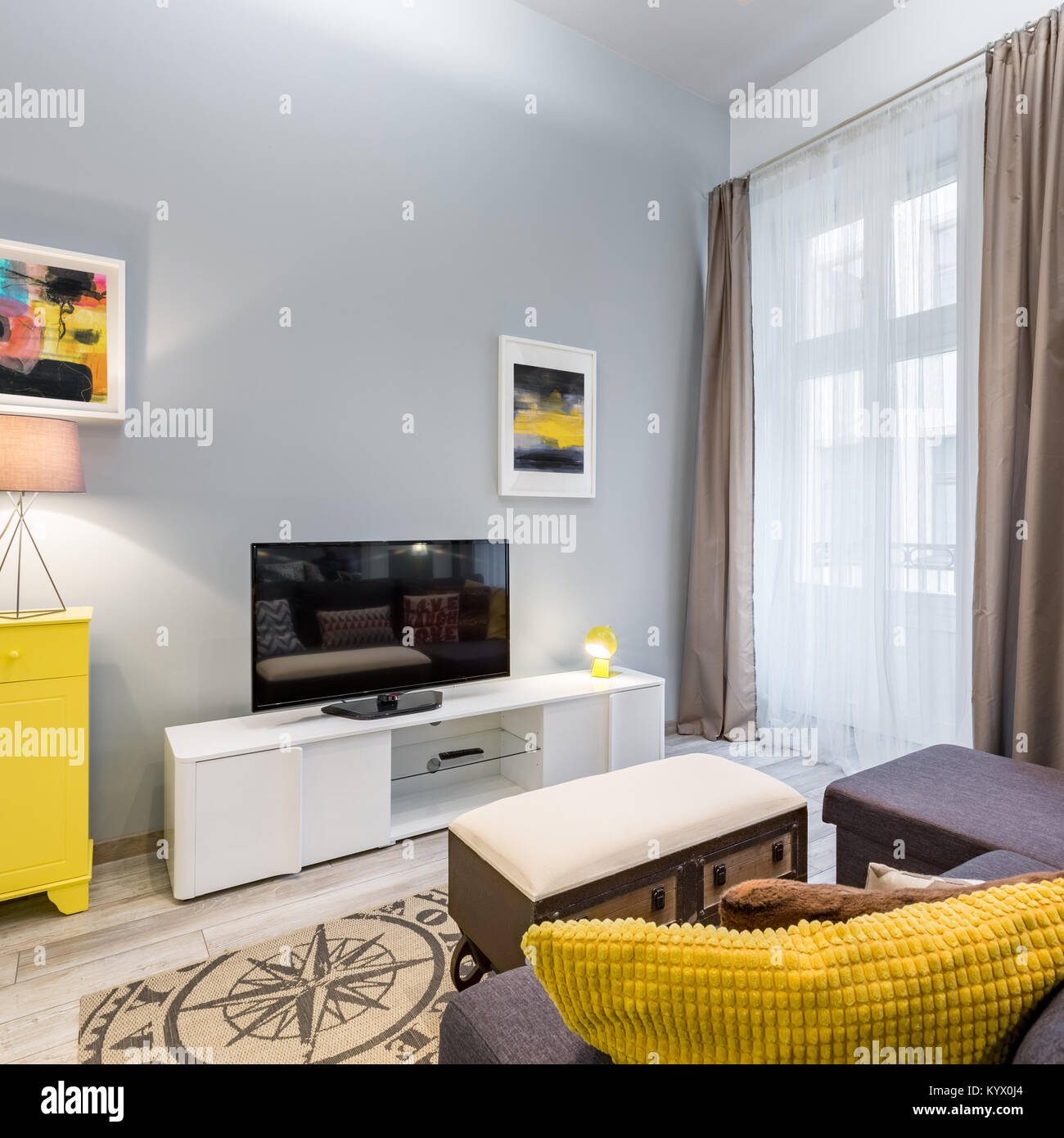 Tv Wohnzimmer mit gelben Kabinett, Sofa und Couchtisch Stockfoto