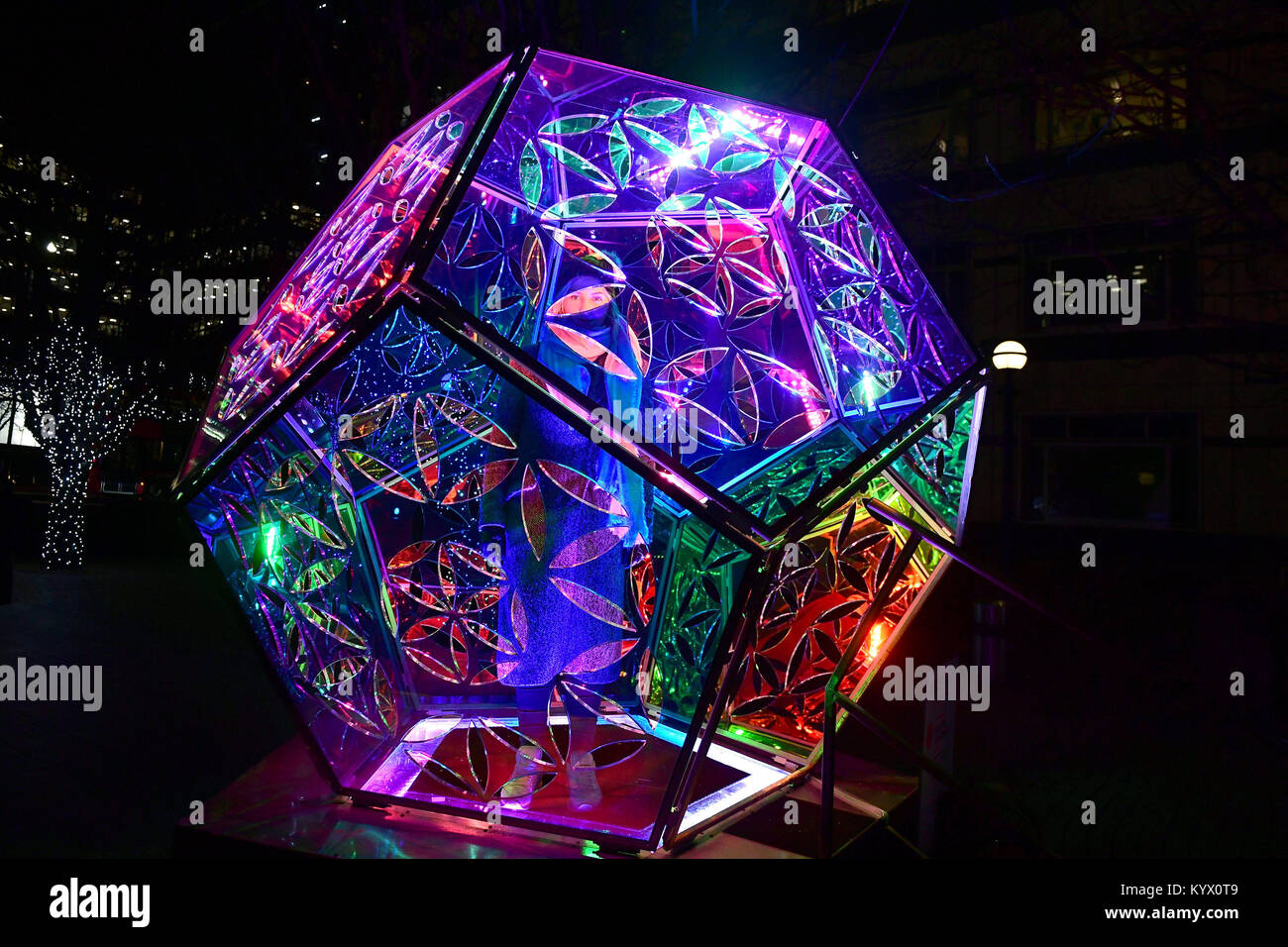 Schillernde Dodekaeder, eine Installation an der Canary Wharf Winter Lights Festival präsentiert, wie Skulpturen, Bauten und Anlagen sind in verschiedenen Formen des Lichts Technologie vorgestellt. Stockfoto