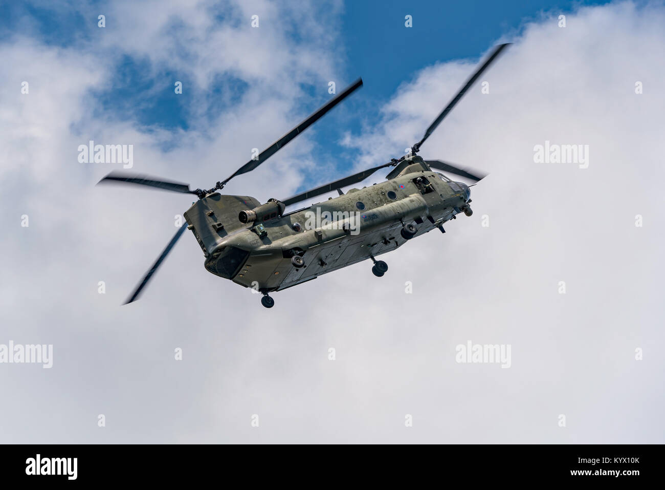 Royal Air Force Chinook HC4 klettern Höhe während der Anzeige an Dunsfold Wings und Räder, Großbritannien am 26. August 2017 zu gewinnen. Stockfoto